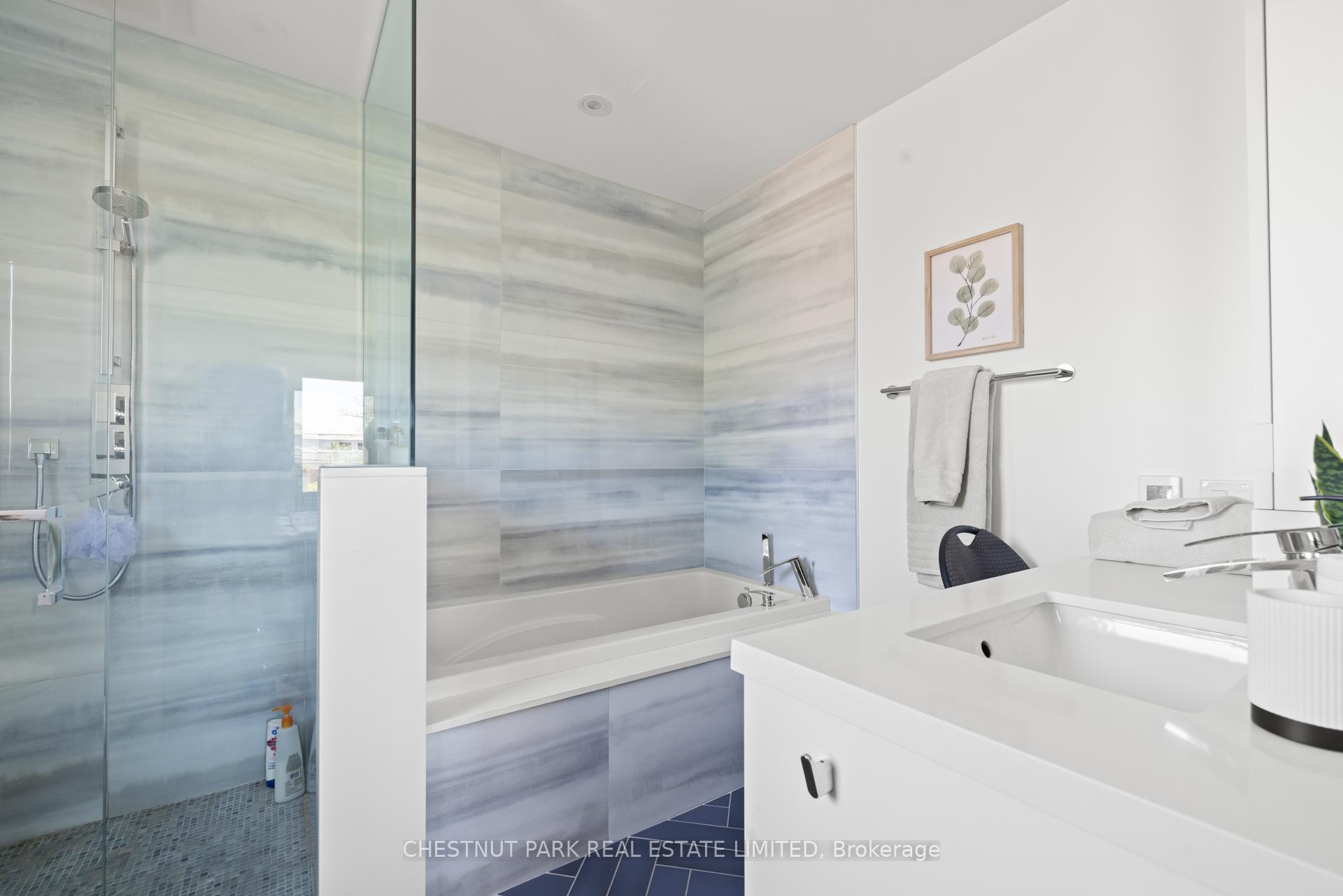 Photo 13 of 308 Hillhurst Boulevard, Toronto, Englemount-Lawrence — HOMEH