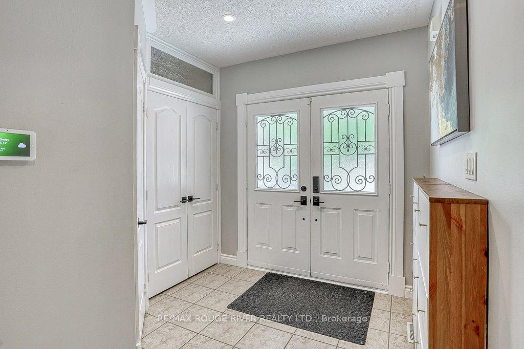 Photo 4 of 58 Dadson Drive, Clarington, Bowmanville — HOMEH