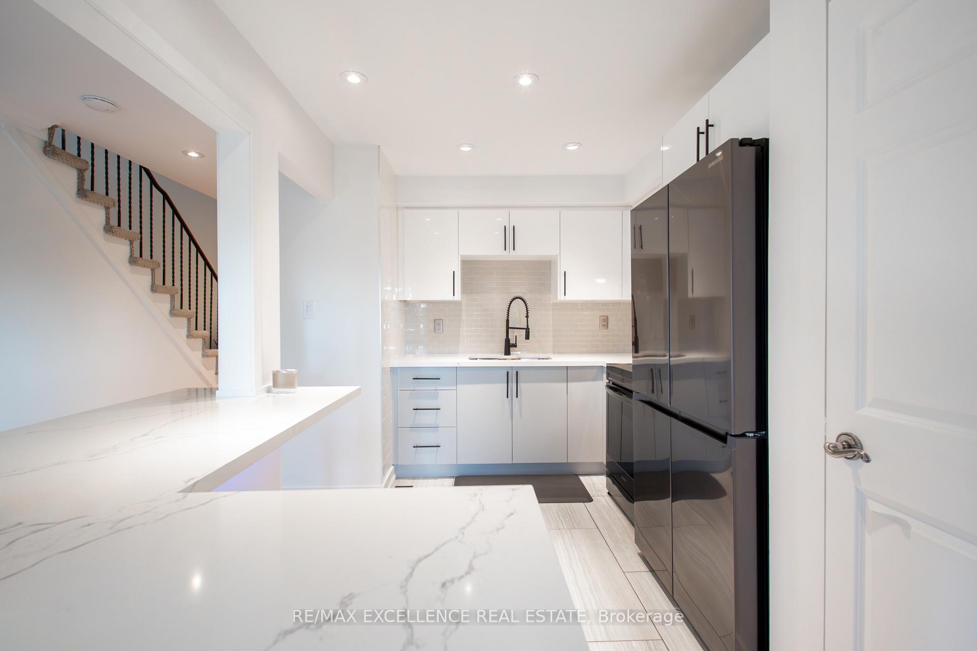 Photo 2 of Unit 34, 35 Collins Crescent, Brampton, Brampton North — HOMEH