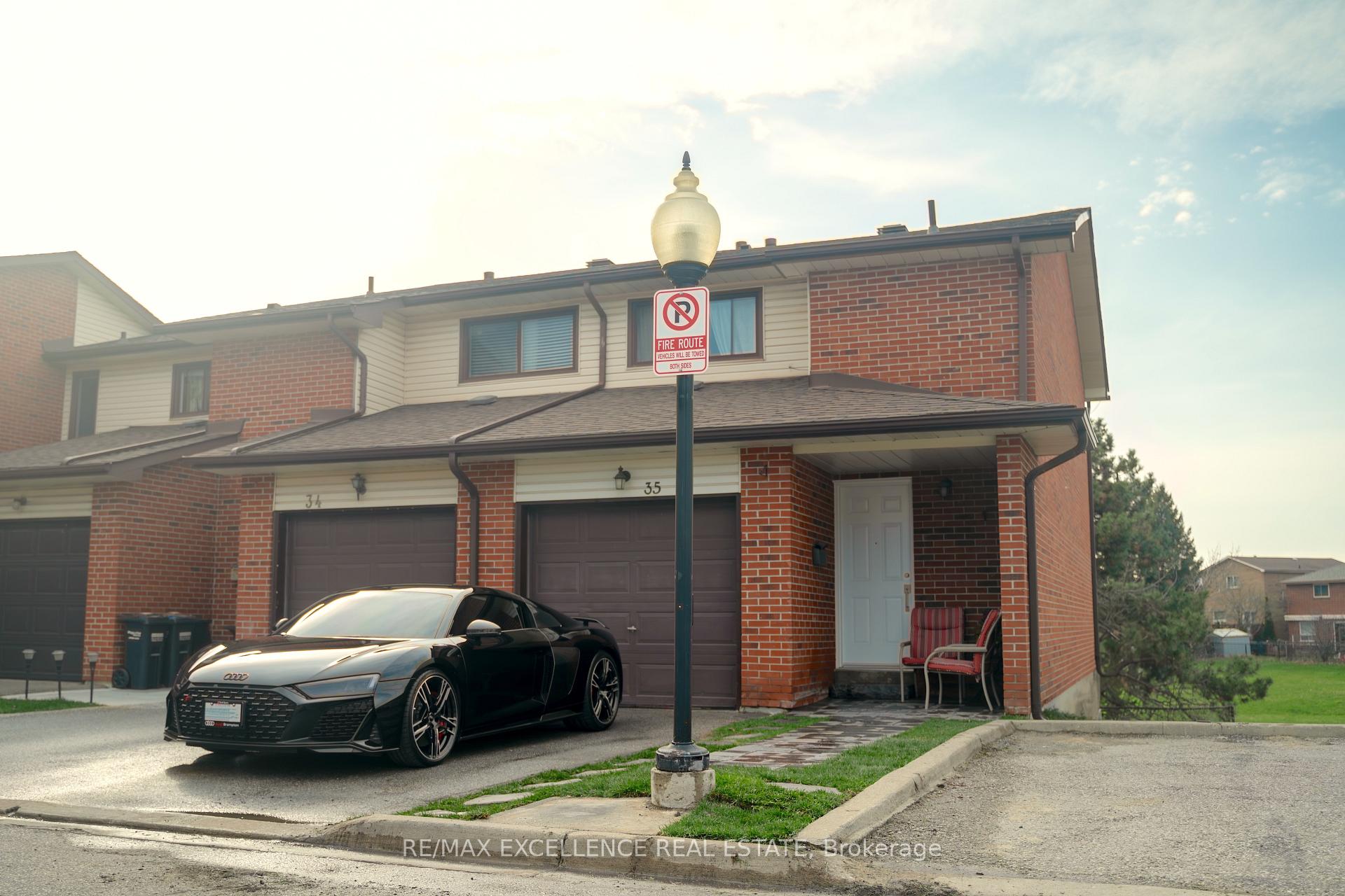 Photo 4 of Unit 34, 35 Collins Crescent, Brampton, Brampton North — HOMEH