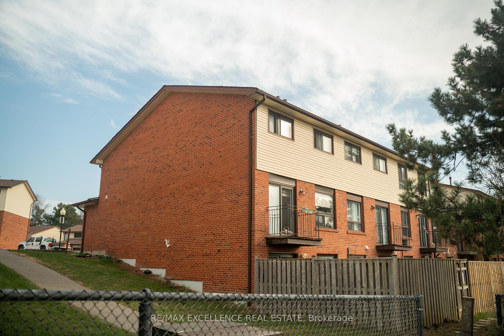 Photo 3 of Unit 34, 35 Collins Crescent, Brampton, Brampton North — HOMEH