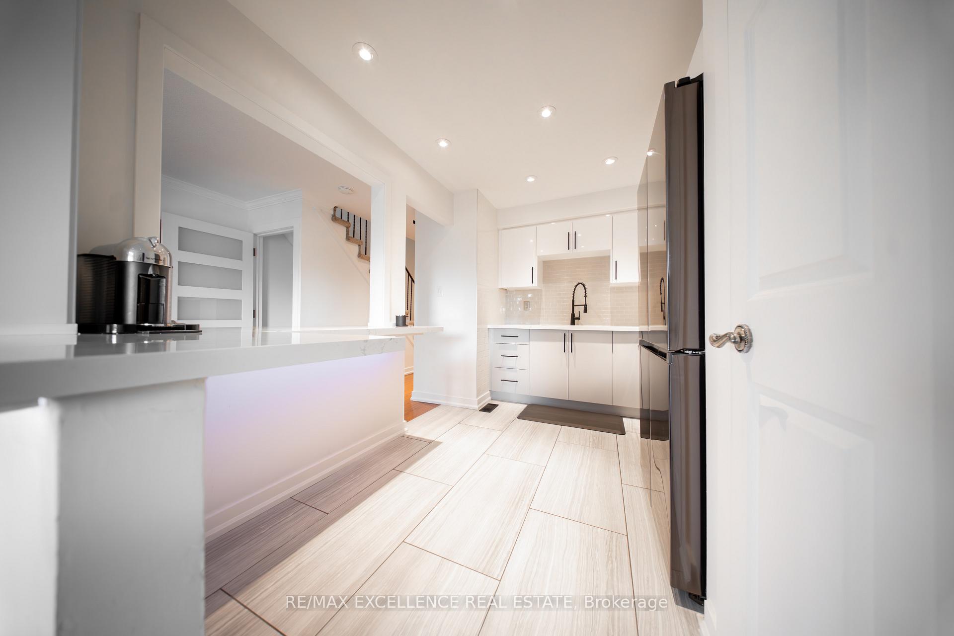 Photo 7 of Unit 34, 35 Collins Crescent, Brampton, Brampton North — HOMEH