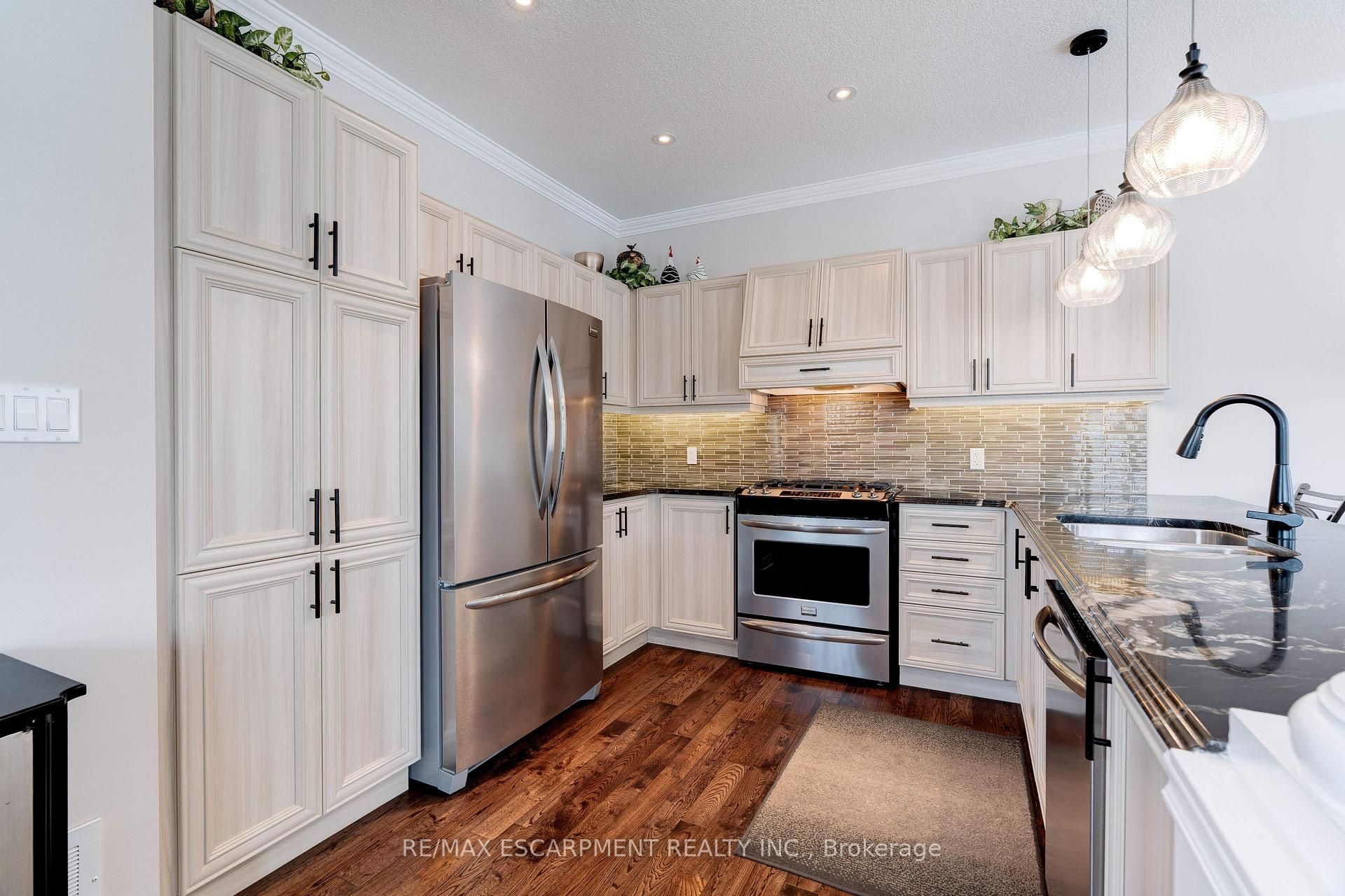 Photo 4 of 2 Celestial Crescent, Hamilton, Rural Glanbrook — HOMEH