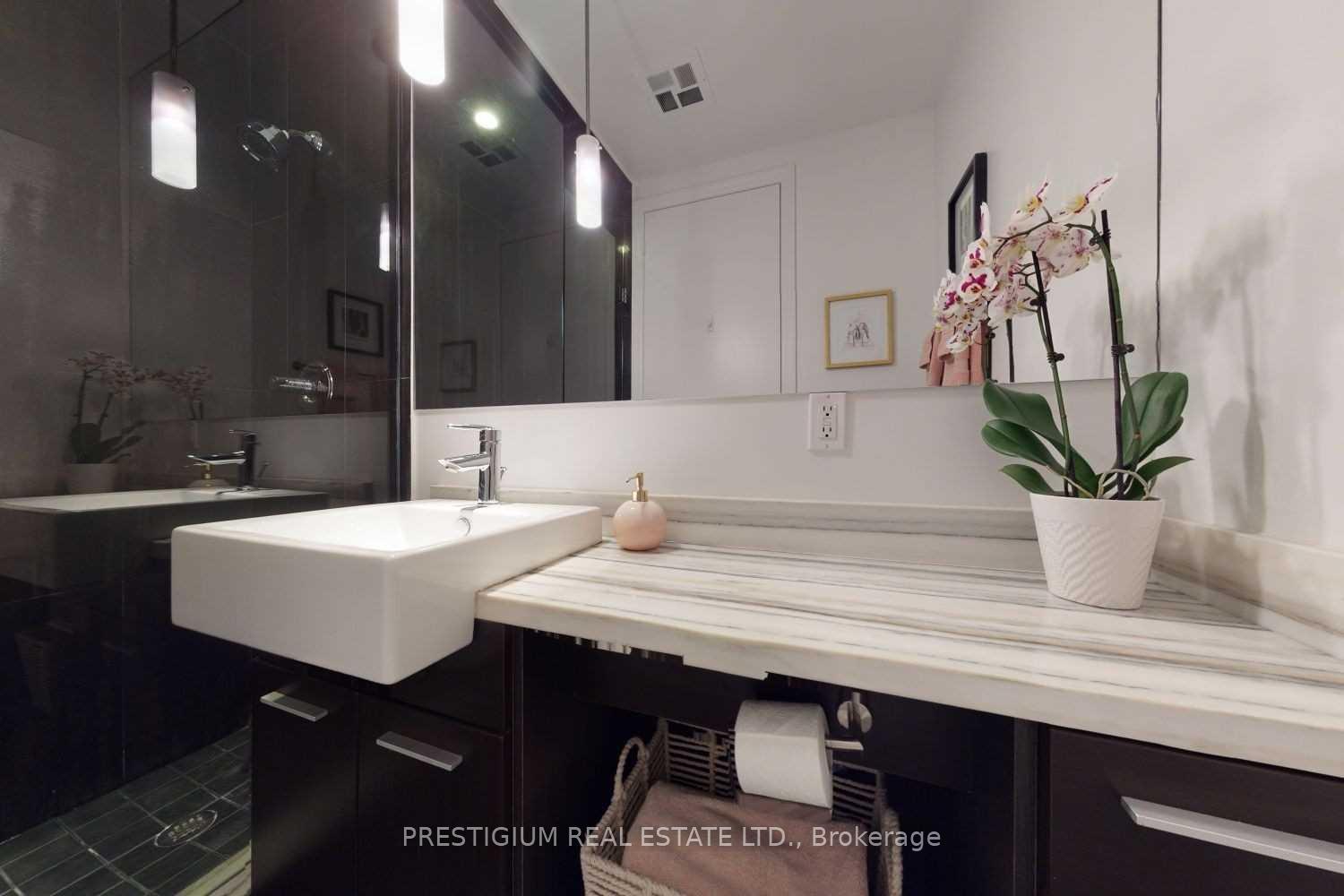 Photo 4 of Unit 1701, 770 Bay Street, Toronto, Bay Street Corridor — HOMEH