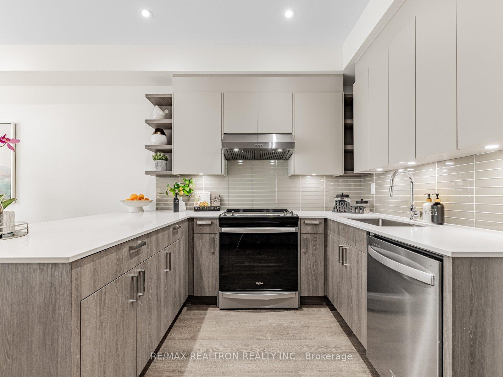 Photo 4 of 109 Green Gardens Boulevard, Toronto, Englemount-Lawrence — HOMEH