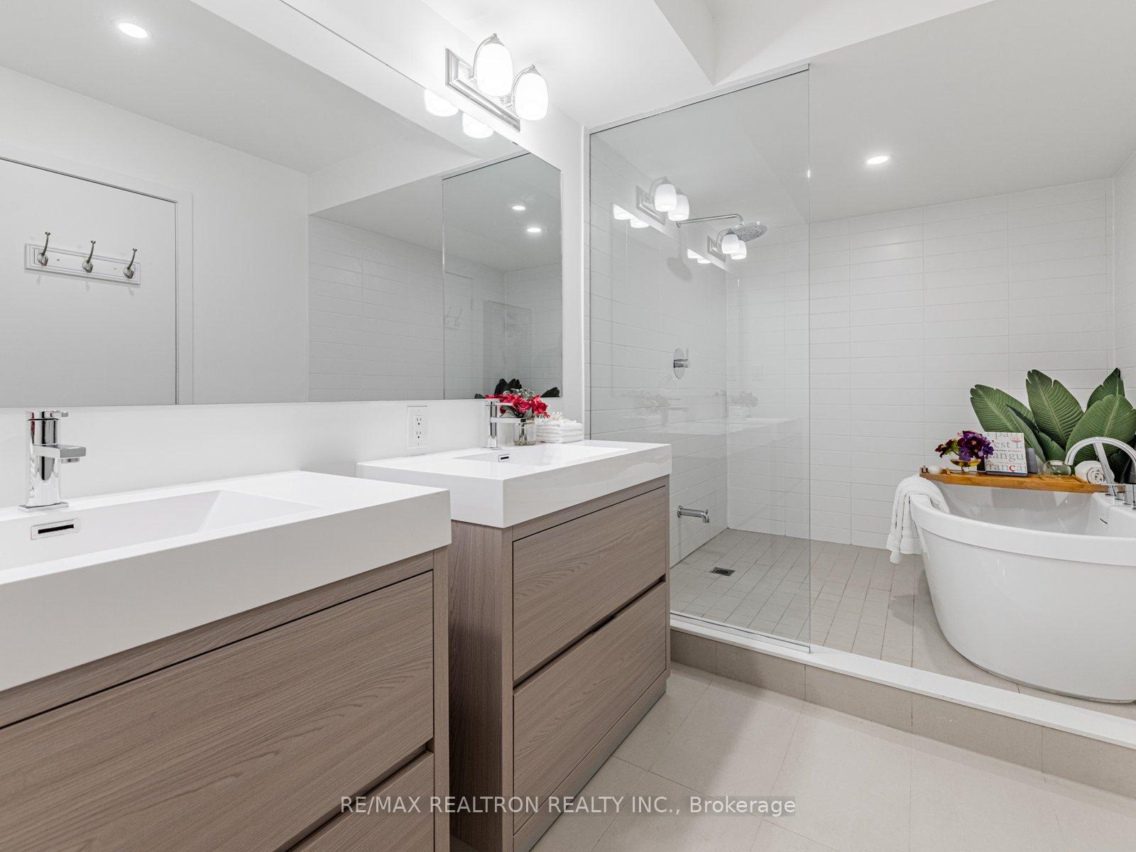 Photo 10 of 109 Green Gardens Boulevard, Toronto, Englemount-Lawrence — HOMEH