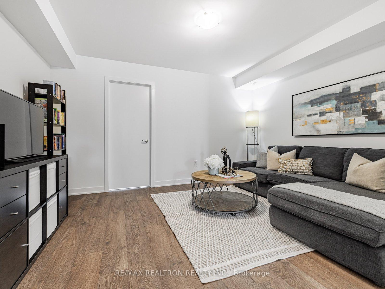 Photo 23 of 109 Green Gardens Boulevard, Toronto, Englemount-Lawrence — HOMEH