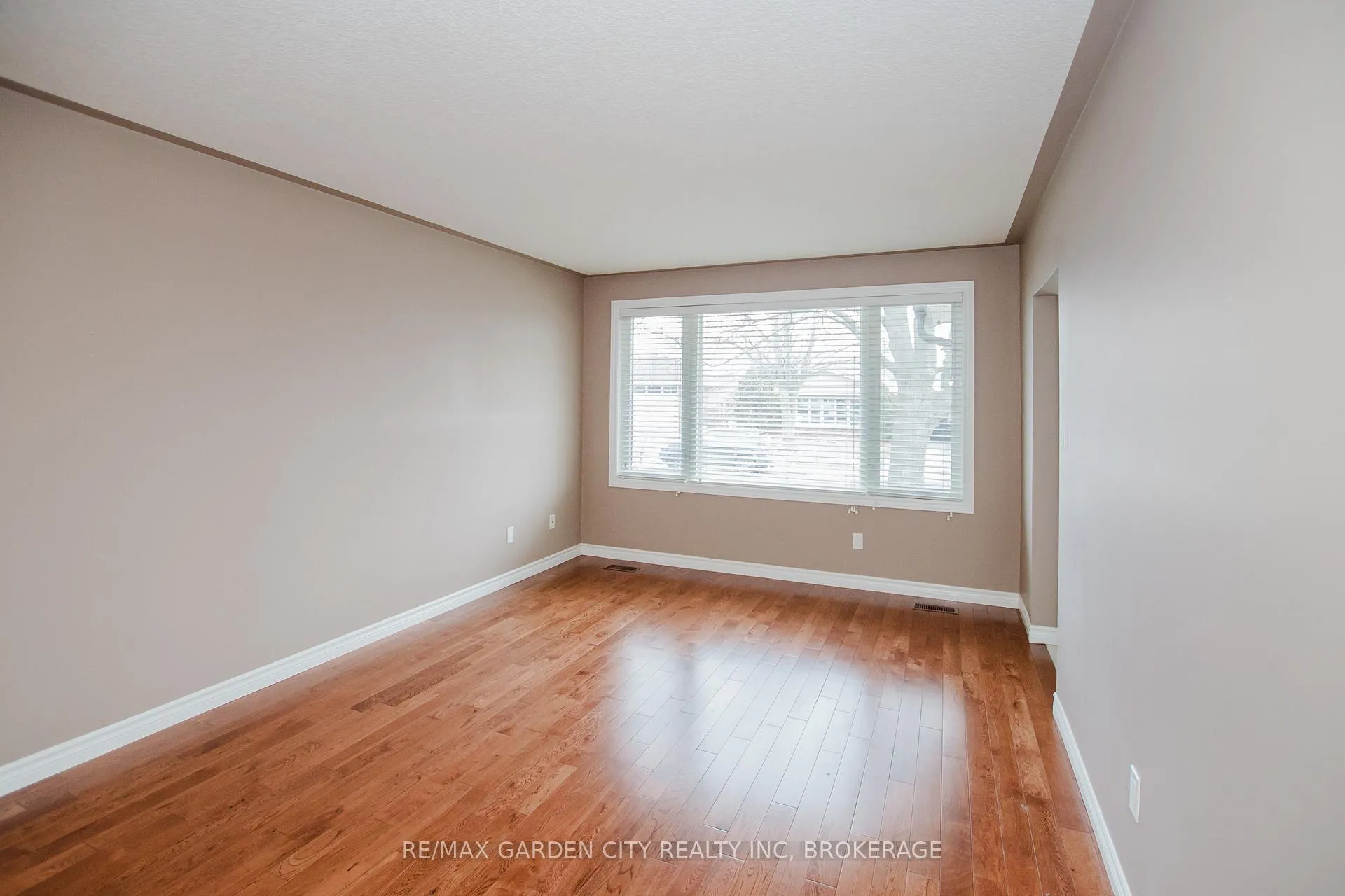 Photo 36 of 62 Loyalist Drive, Hamilton, Corman — HOMEH
