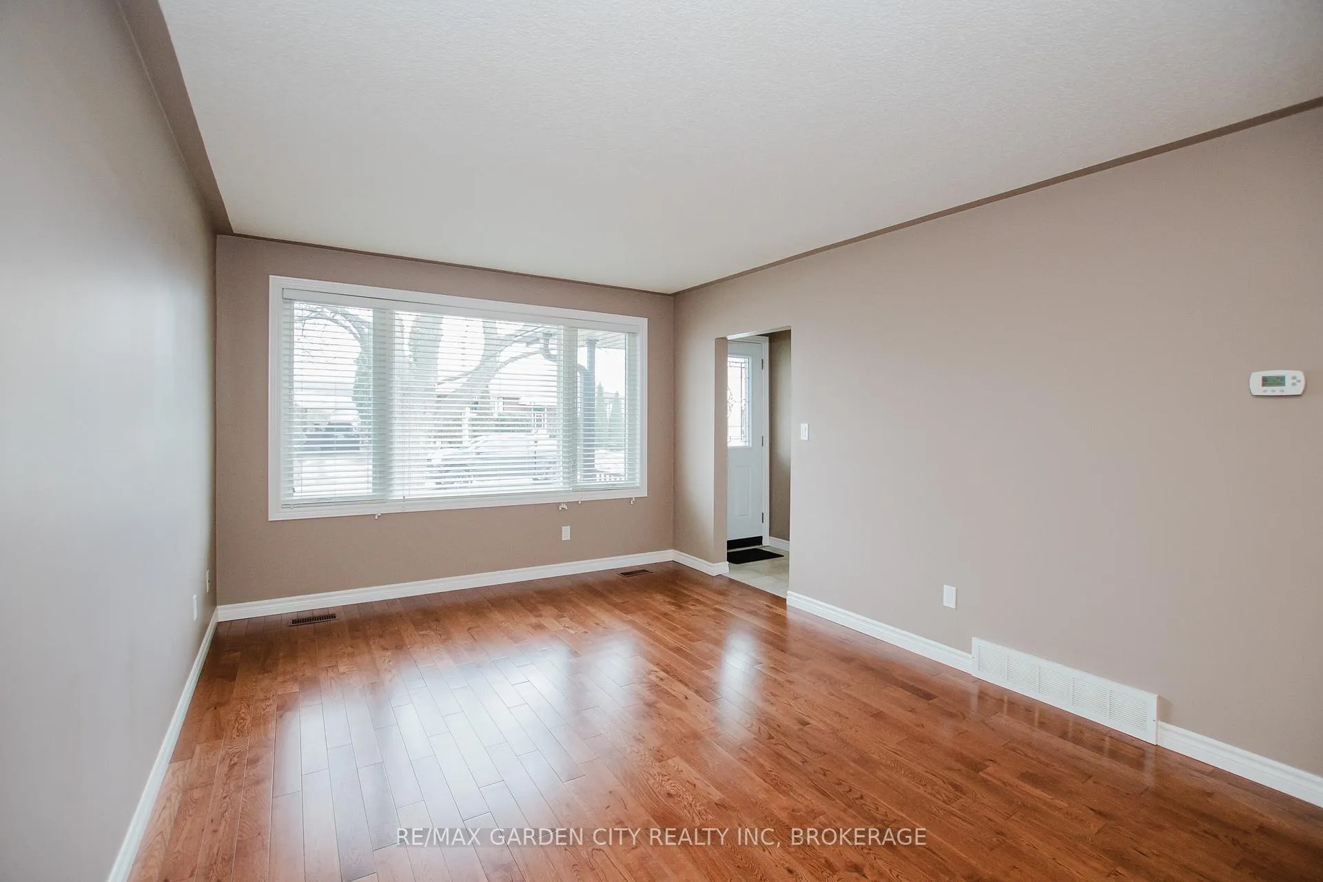 Photo 41 of 62 Loyalist Drive, Hamilton, Corman — HOMEH