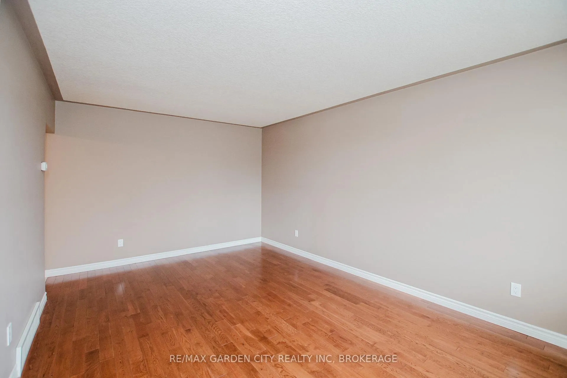 Photo 49 of 62 Loyalist Drive, Hamilton, Corman — HOMEH