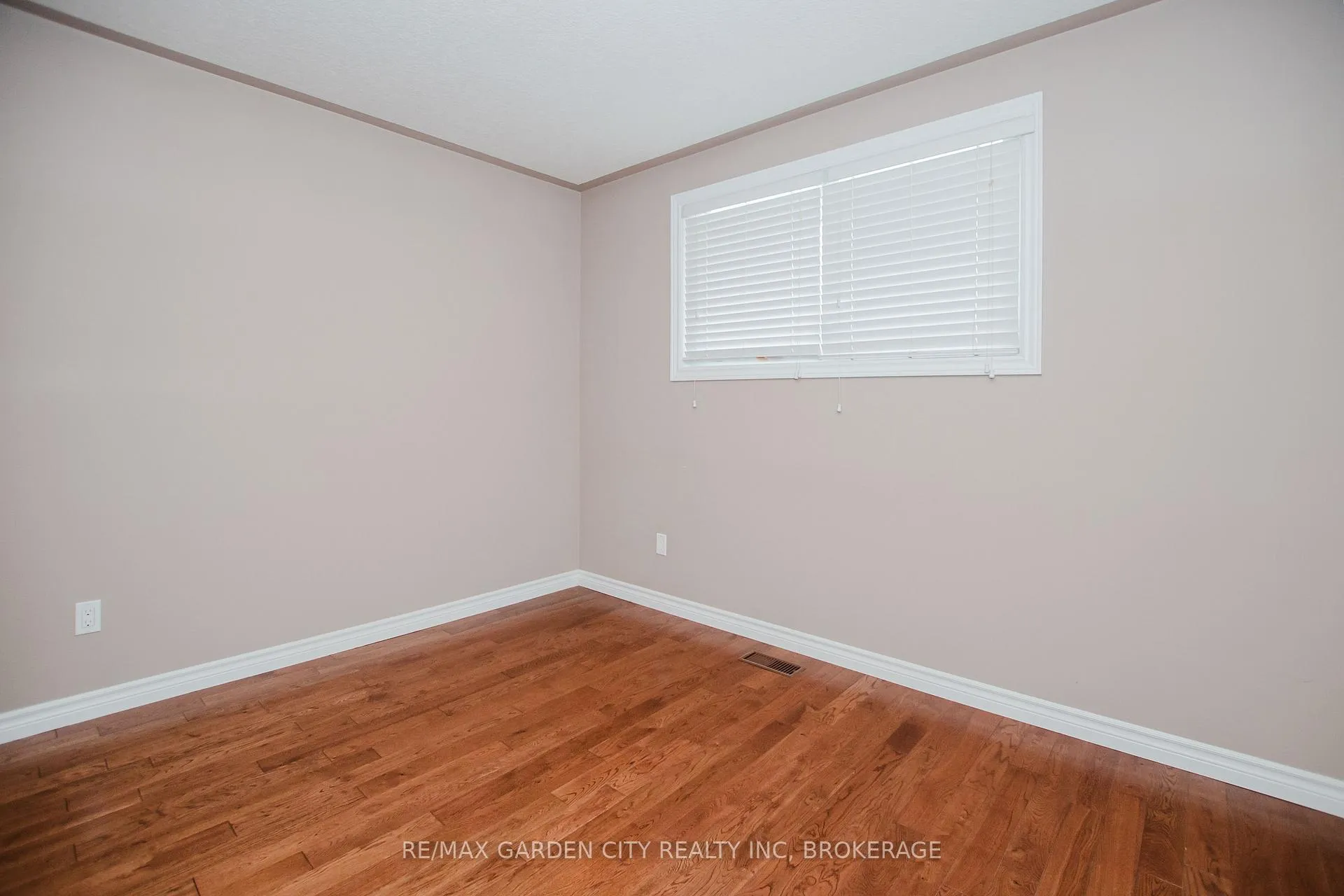 Photo 52 of 62 Loyalist Drive, Hamilton, Corman — HOMEH