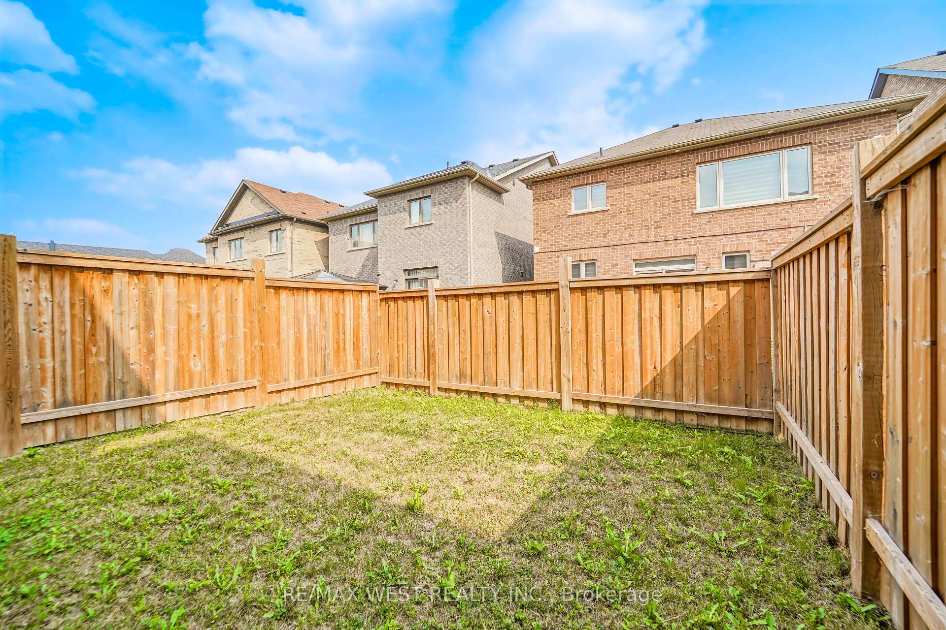 Photo 10 of 12 Adventura Road, Brampton, Northwest Brampton — HOMEH