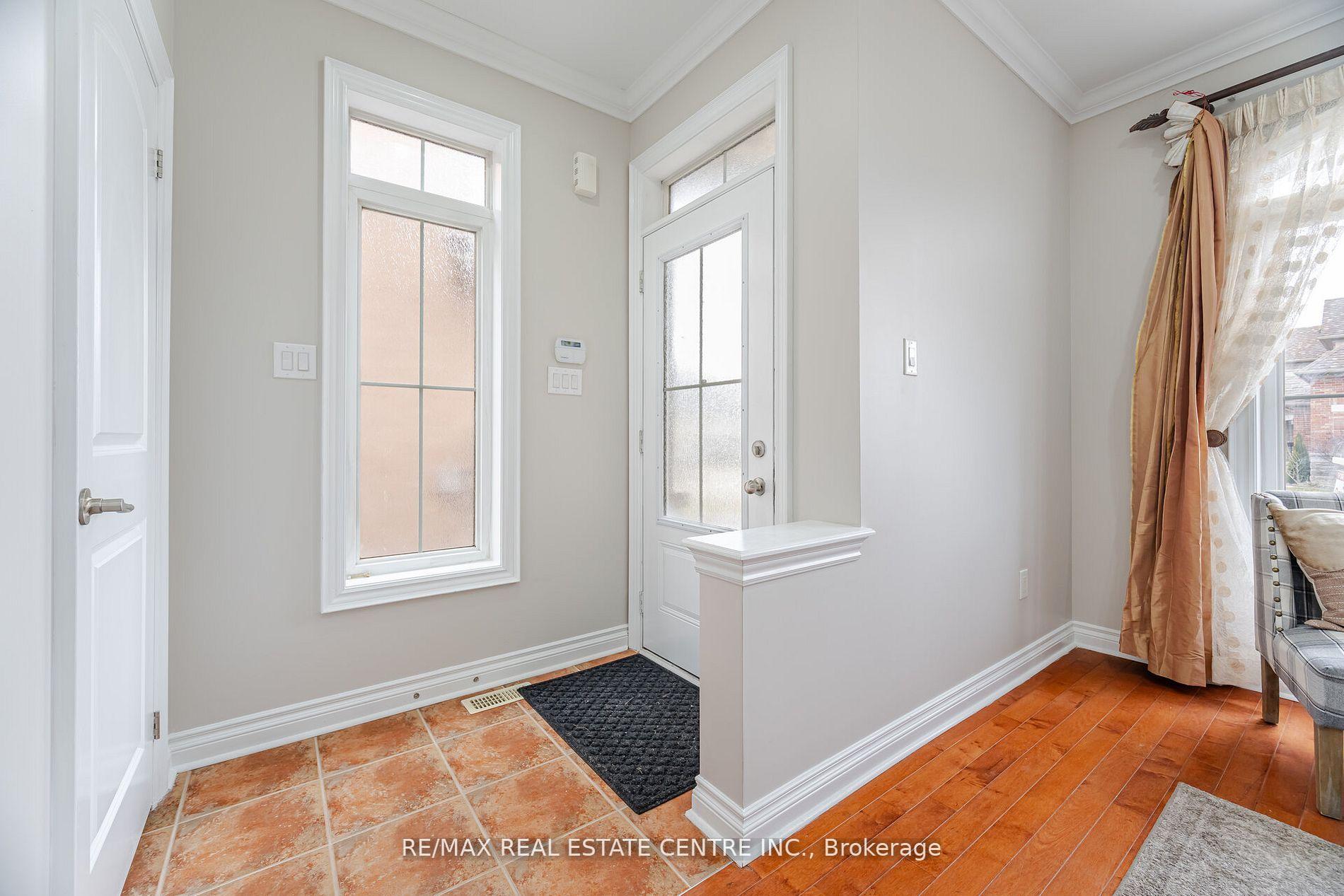 Photo 2 of 38 Junetown Circle, Brampton, Credit Valley — HOMEH