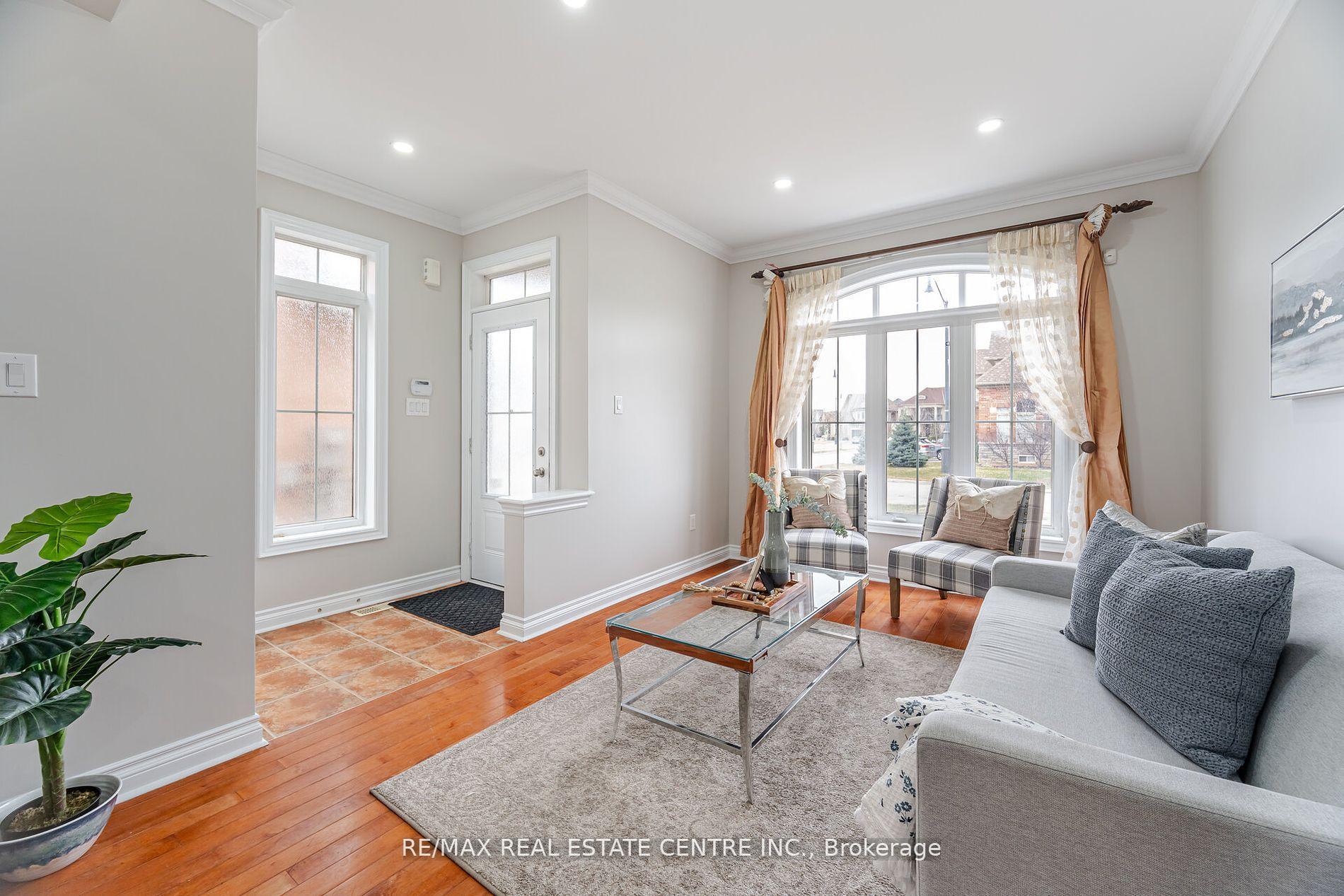 Photo 4 of 38 Junetown Circle, Brampton, Credit Valley — HOMEH