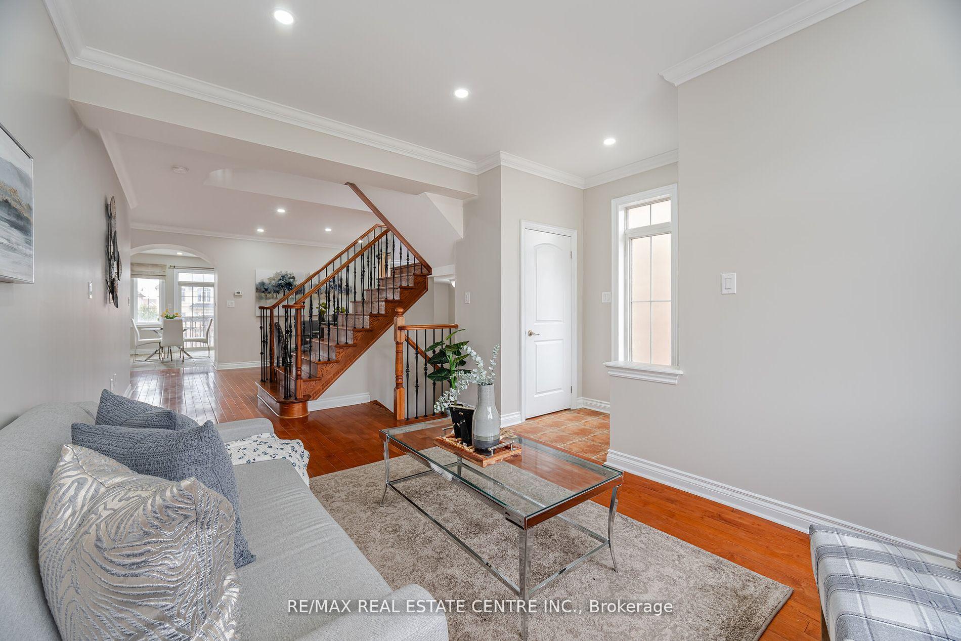 Photo 6 of 38 Junetown Circle, Brampton, Credit Valley — HOMEH