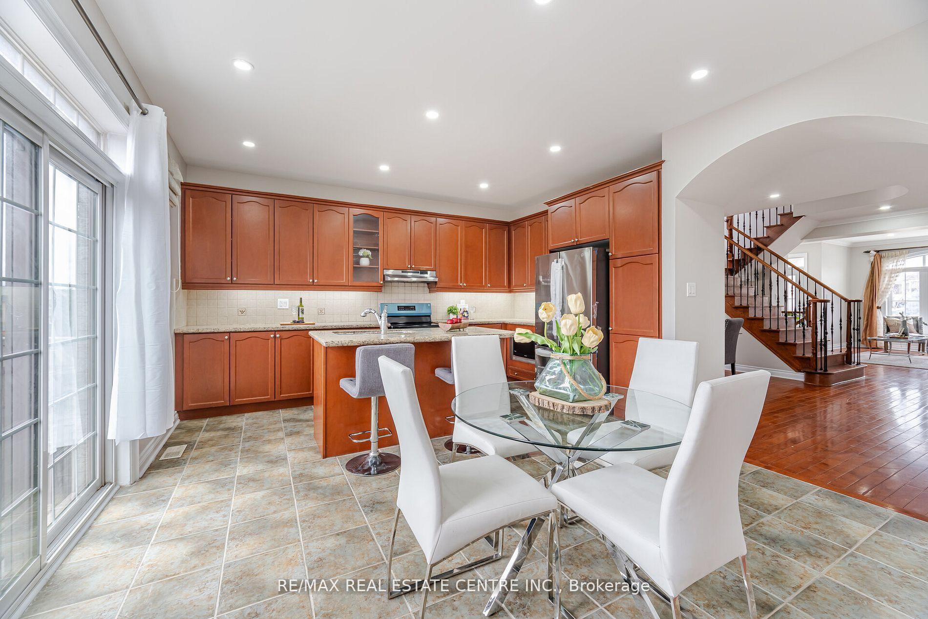 Photo 3 of 38 Junetown Circle, Brampton, Credit Valley — HOMEH