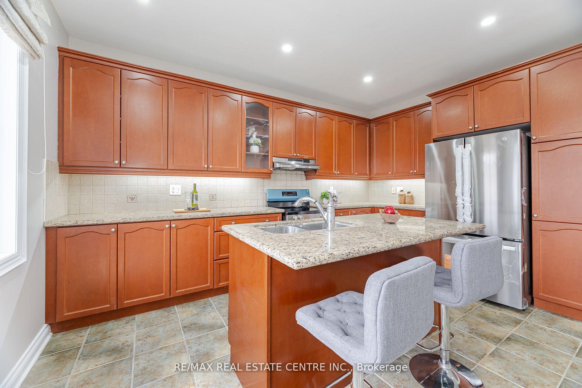 Photo 7 of 38 Junetown Circle, Brampton, Credit Valley — HOMEH