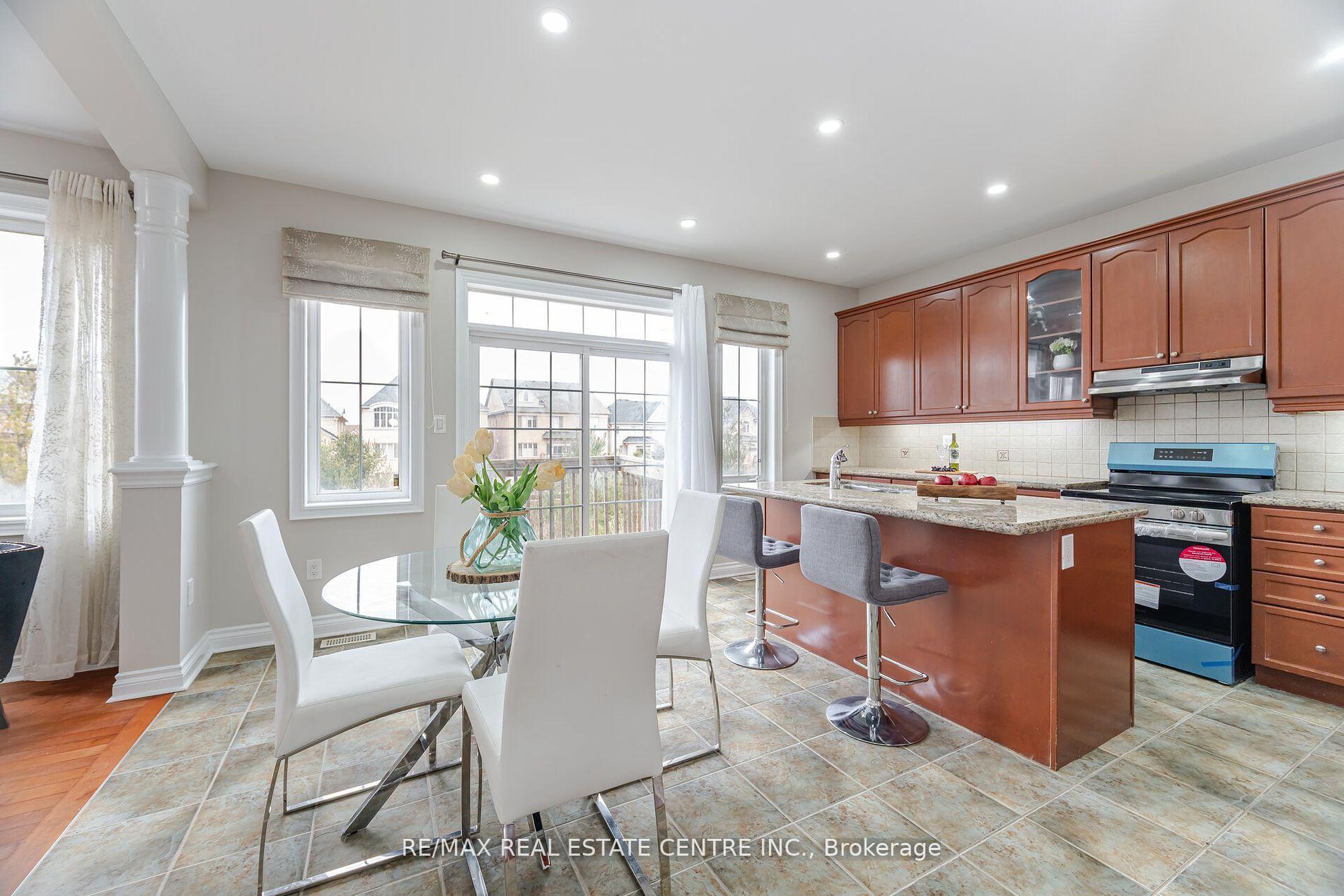 Photo 10 of 38 Junetown Circle, Brampton, Credit Valley — HOMEH