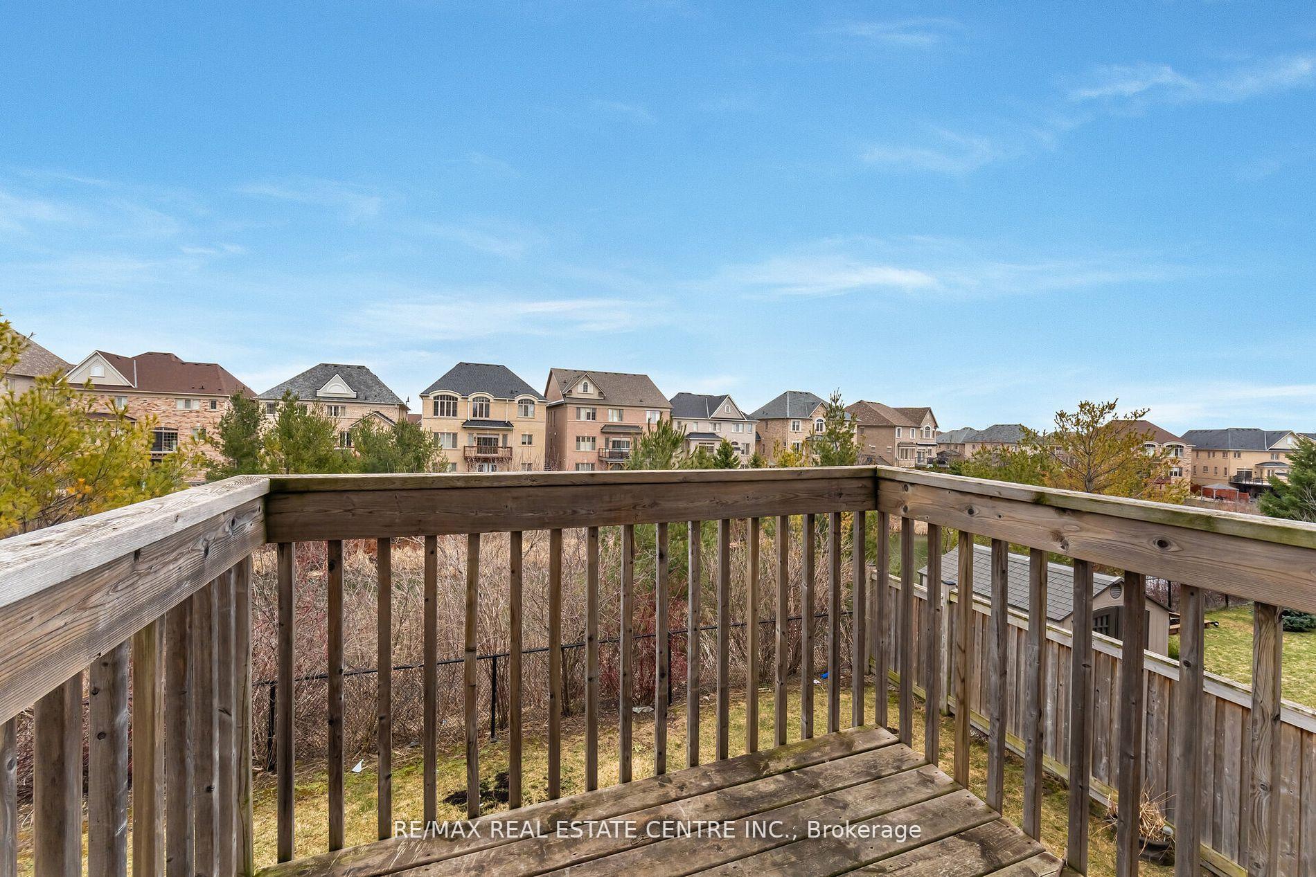 Photo 11 of 38 Junetown Circle, Brampton, Credit Valley — HOMEH