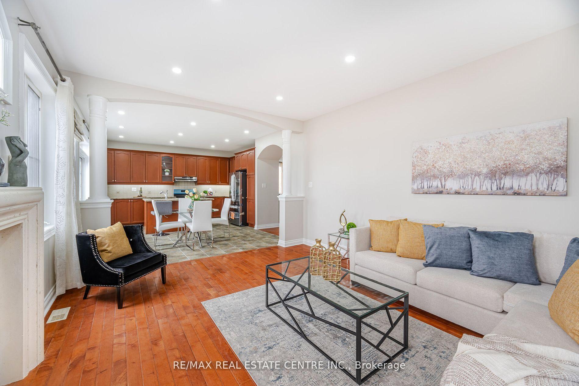 Photo 16 of 38 Junetown Circle, Brampton, Credit Valley — HOMEH