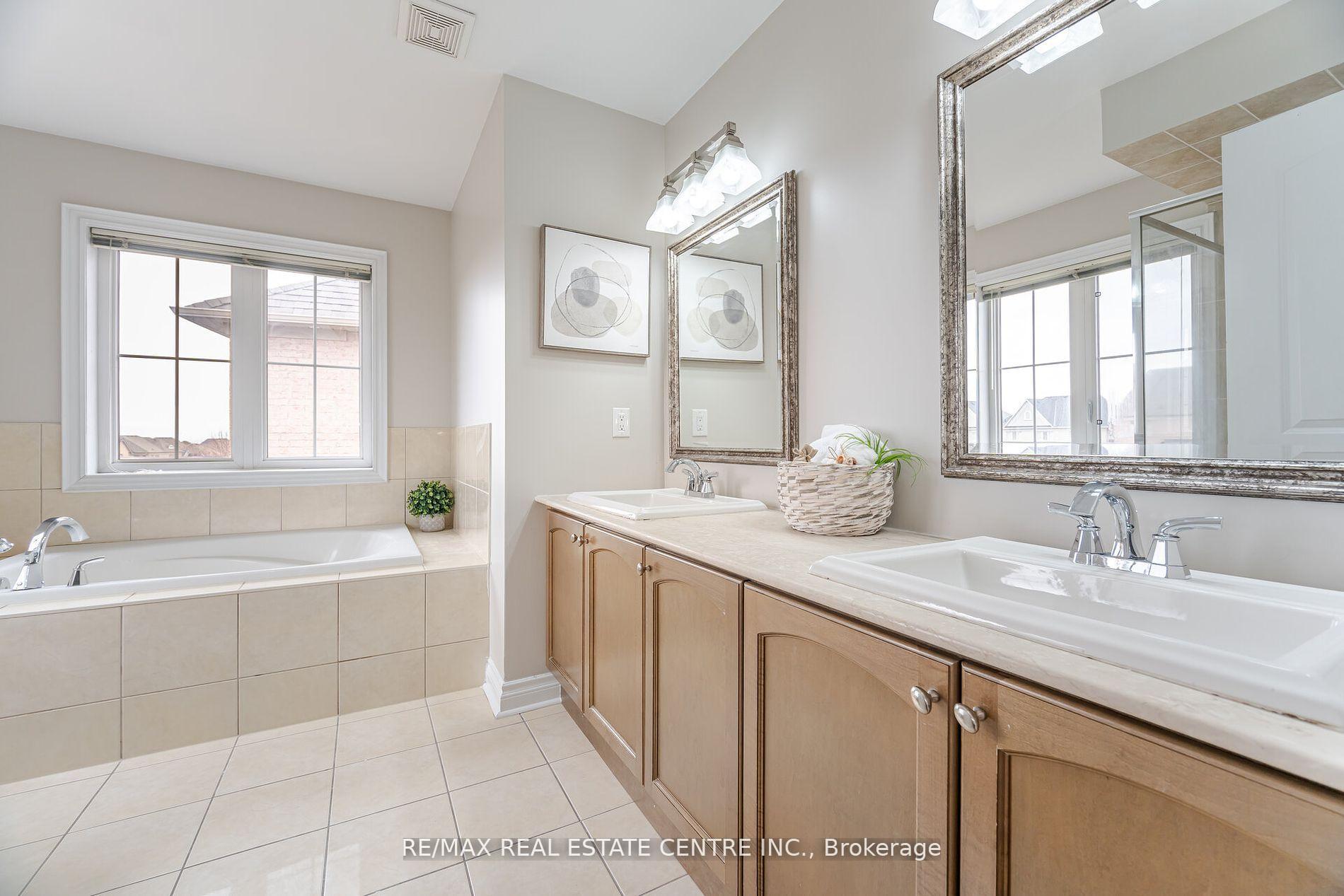 Photo 15 of 38 Junetown Circle, Brampton, Credit Valley — HOMEH