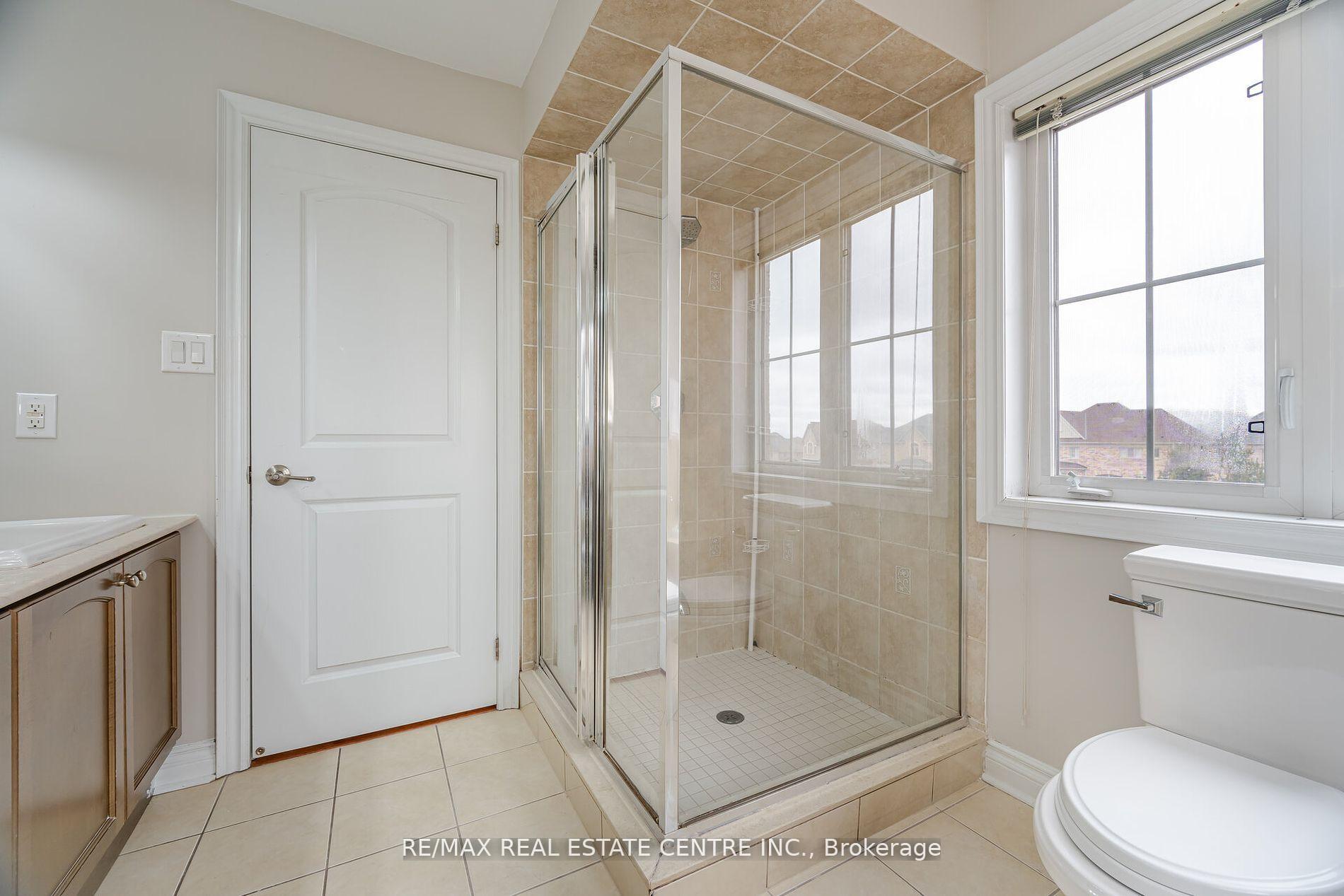 Photo 25 of 38 Junetown Circle, Brampton, Credit Valley — HOMEH