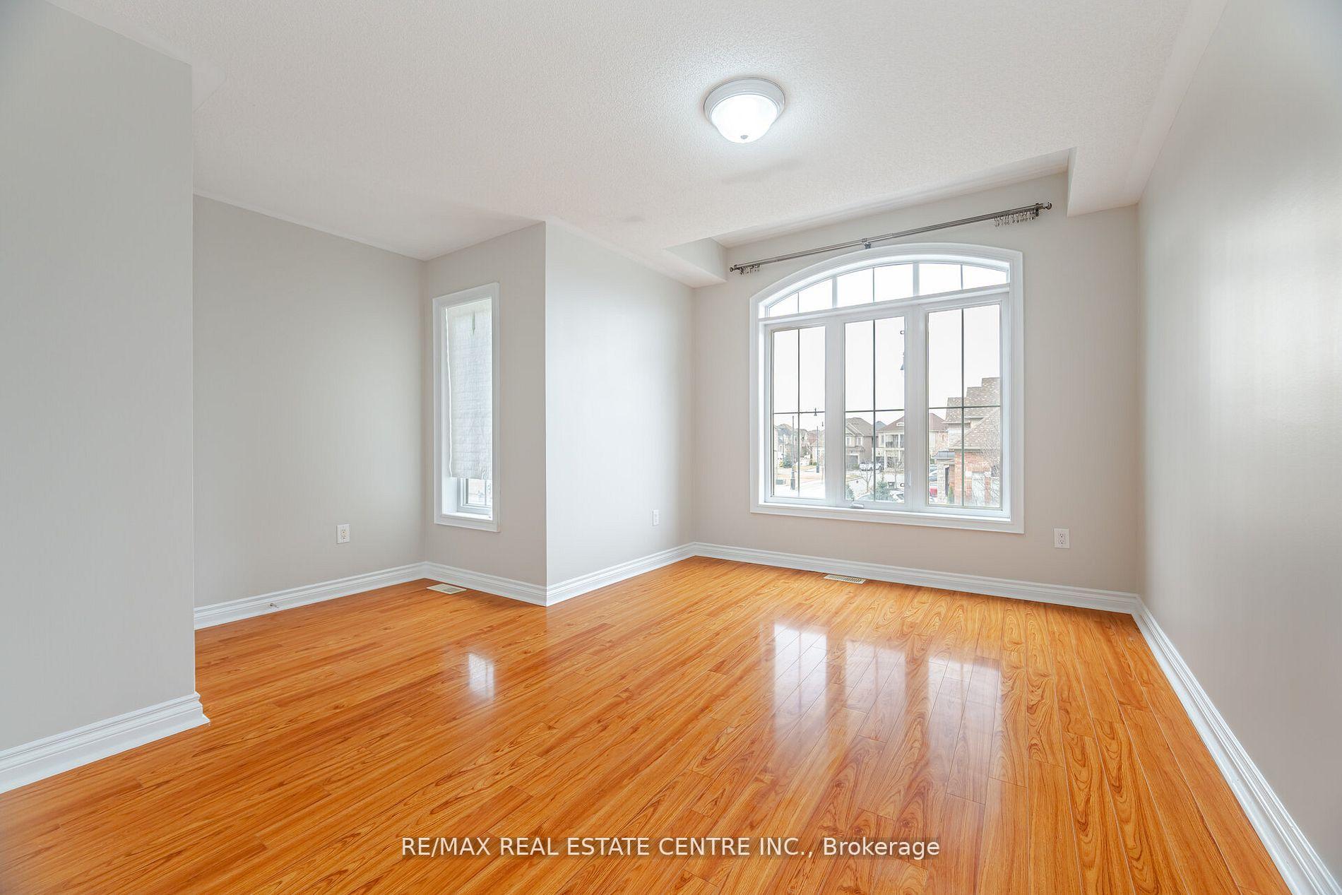 Photo 23 of 38 Junetown Circle, Brampton, Credit Valley — HOMEH