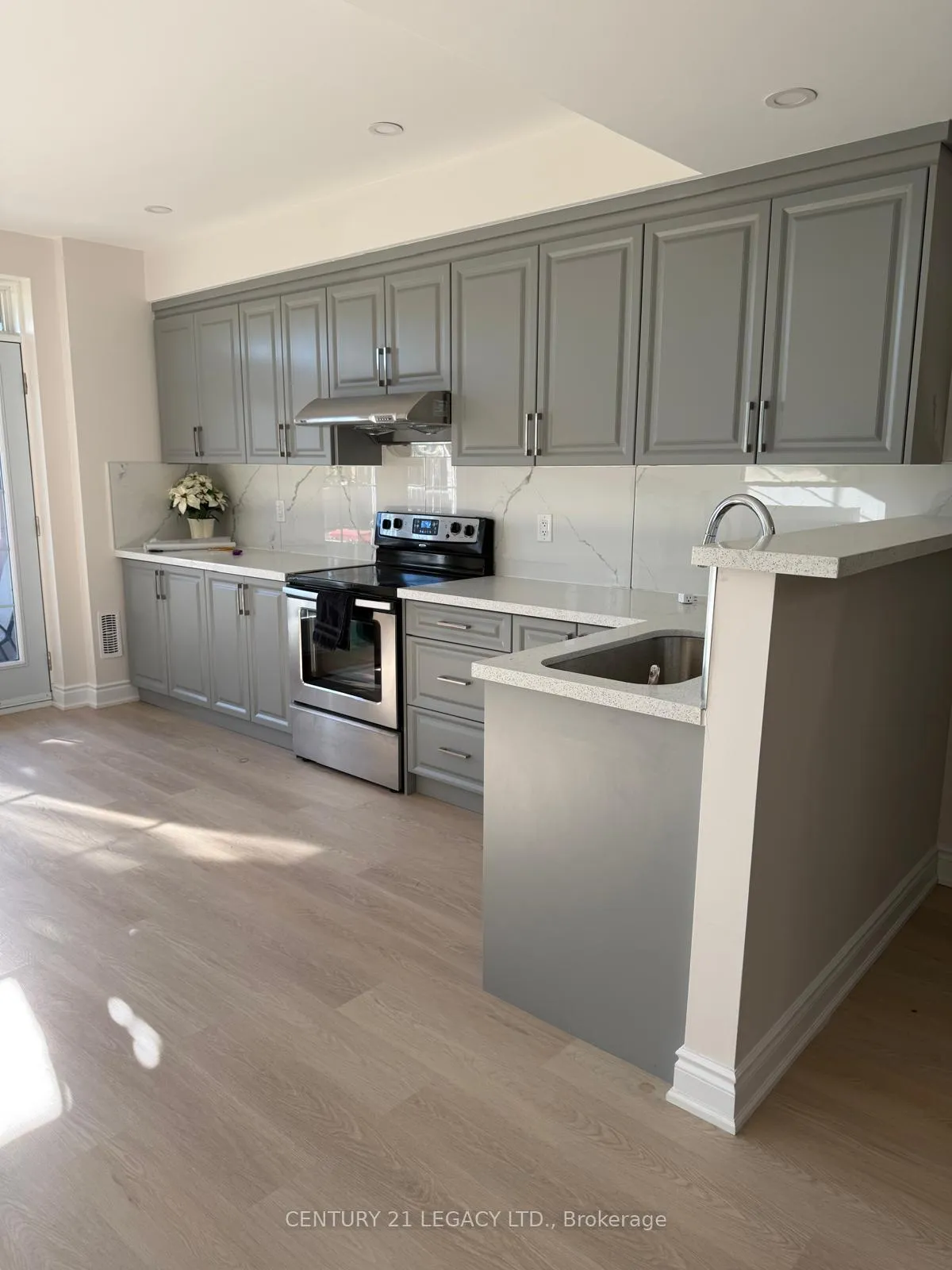 Photo 5 of 38 Lost Canyon Way E, Brampton, Credit Valley — HOMEH