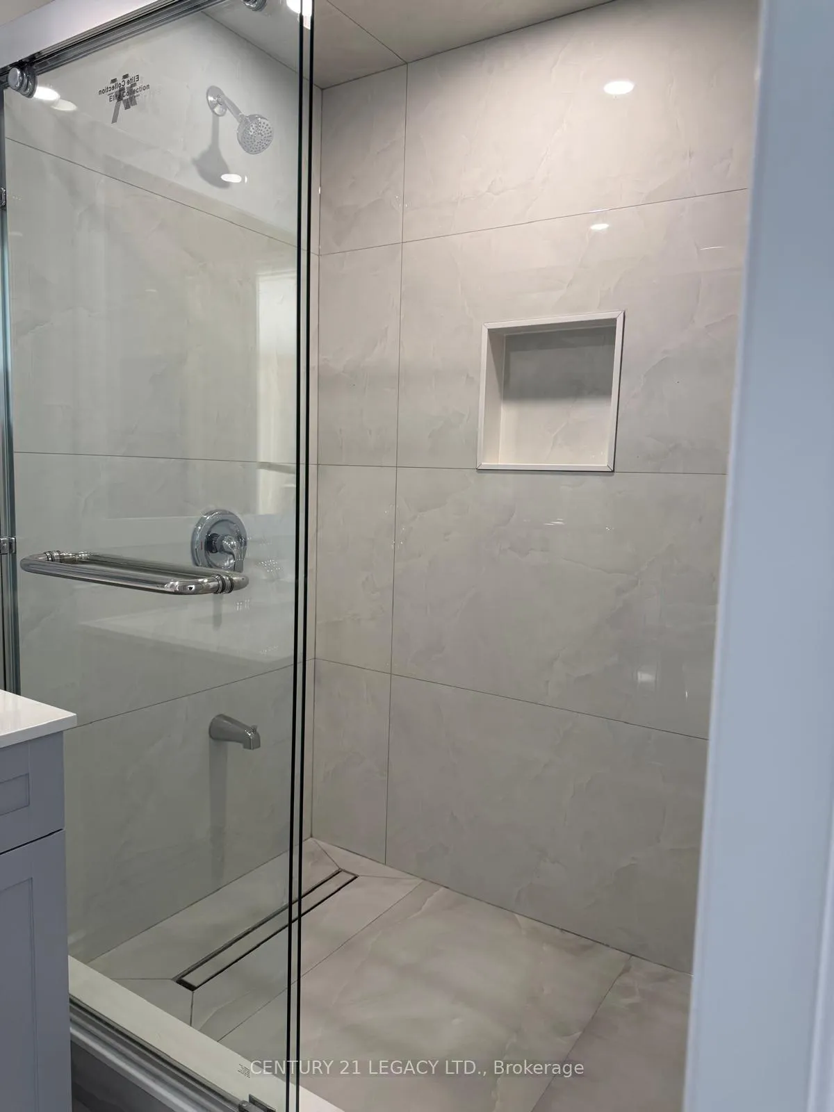 Photo 20 of 38 Lost Canyon Way E, Brampton, Credit Valley — HOMEH