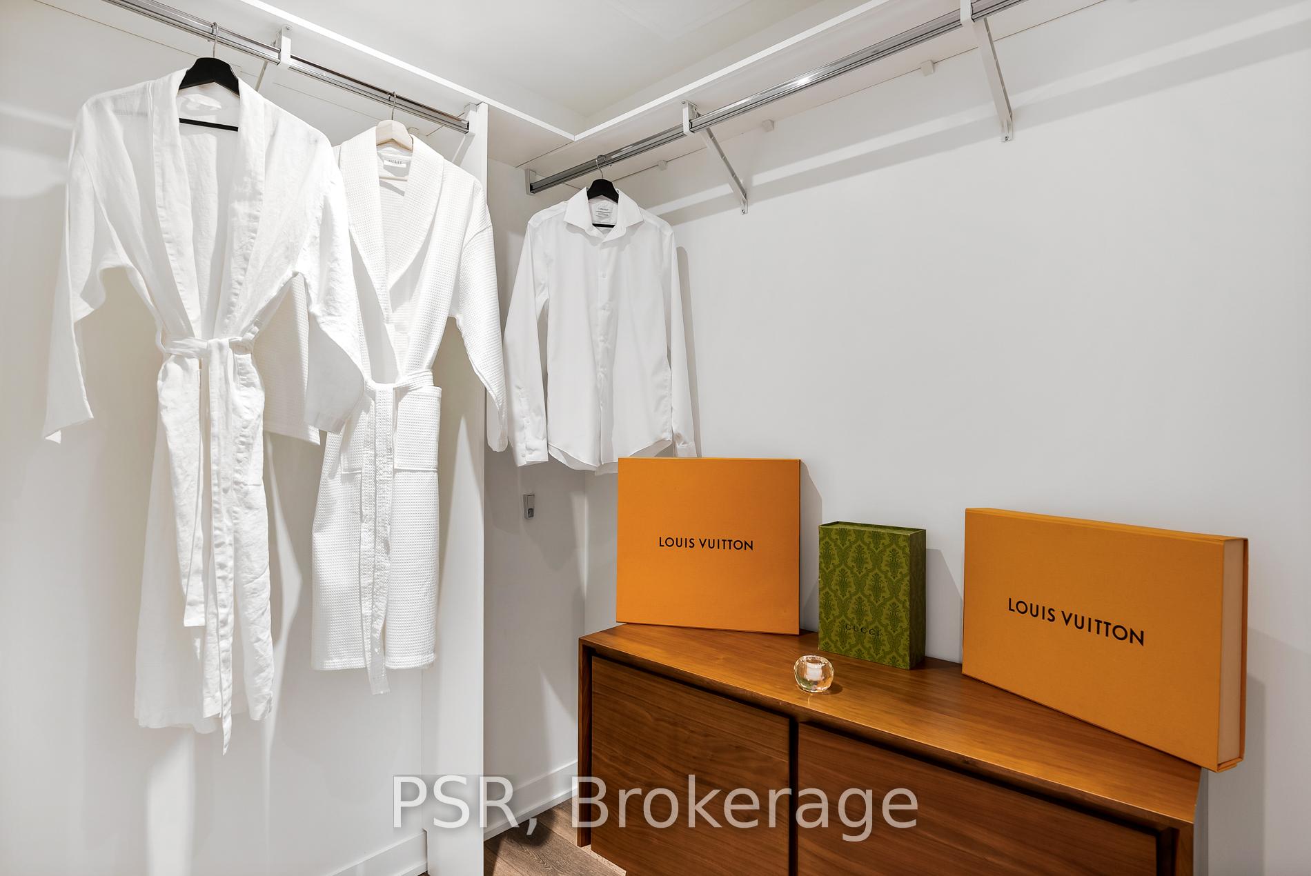 Photo 2 of Unit 2106, 2 St Thomas Street, Toronto, Bay Street Corridor — HOMEH