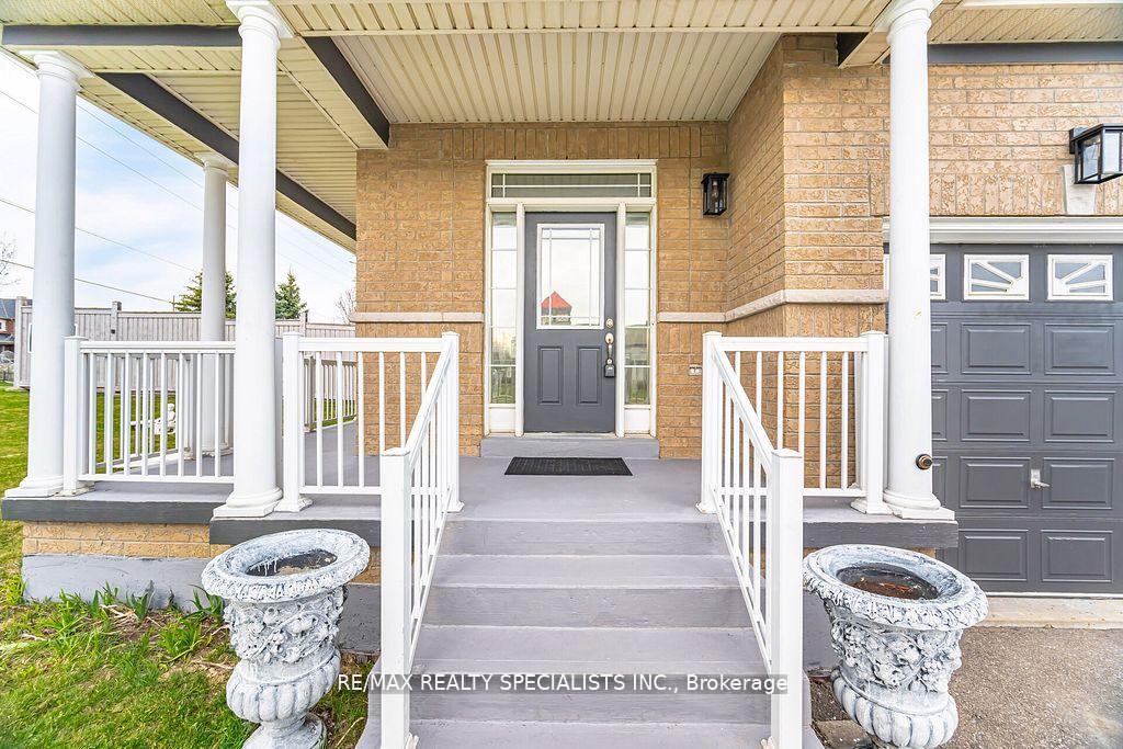 Photo 10 of 383 Queen Mary Drive, Brampton, Fletcher's Meadow — HOMEH