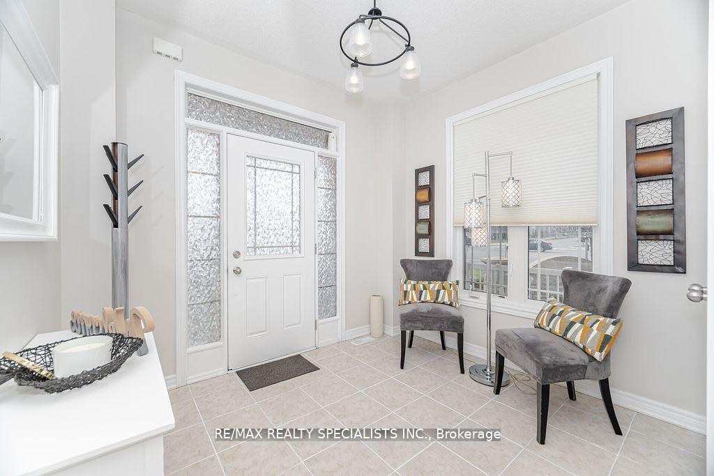 Photo 3 of 383 Queen Mary Drive, Brampton, Fletcher's Meadow — HOMEH