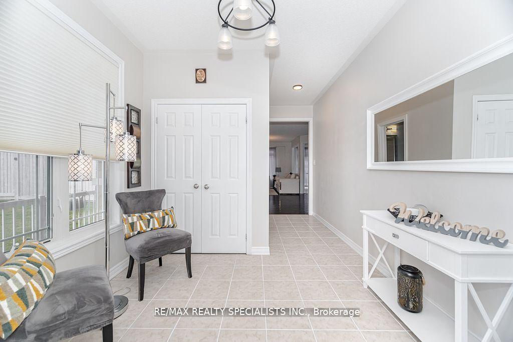 Photo 2 of 383 Queen Mary Drive, Brampton, Fletcher's Meadow — HOMEH