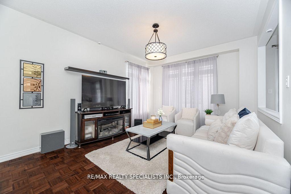 Photo 4 of 383 Queen Mary Drive, Brampton, Fletcher's Meadow — HOMEH