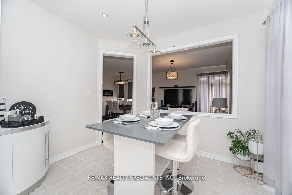 Photo 5 of 383 Queen Mary Drive, Brampton, Fletcher's Meadow — HOMEH