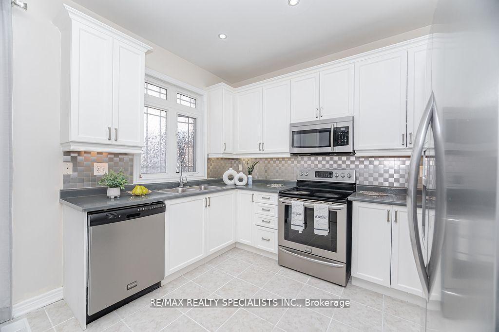 Photo 8 of 383 Queen Mary Drive, Brampton, Fletcher's Meadow — HOMEH