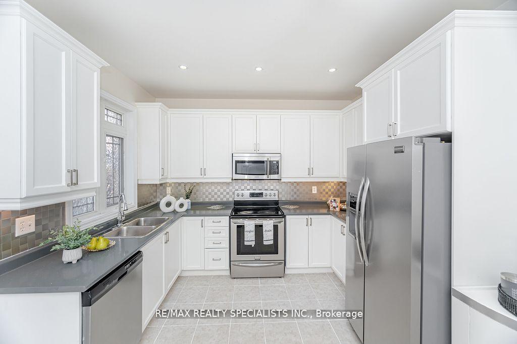 Photo 17 of 383 Queen Mary Drive, Brampton, Fletcher's Meadow — HOMEH