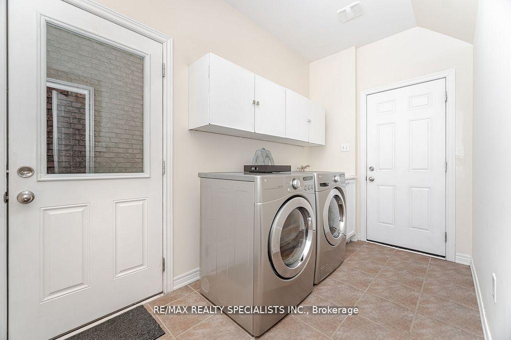 Photo 13 of 383 Queen Mary Drive, Brampton, Fletcher's Meadow — HOMEH