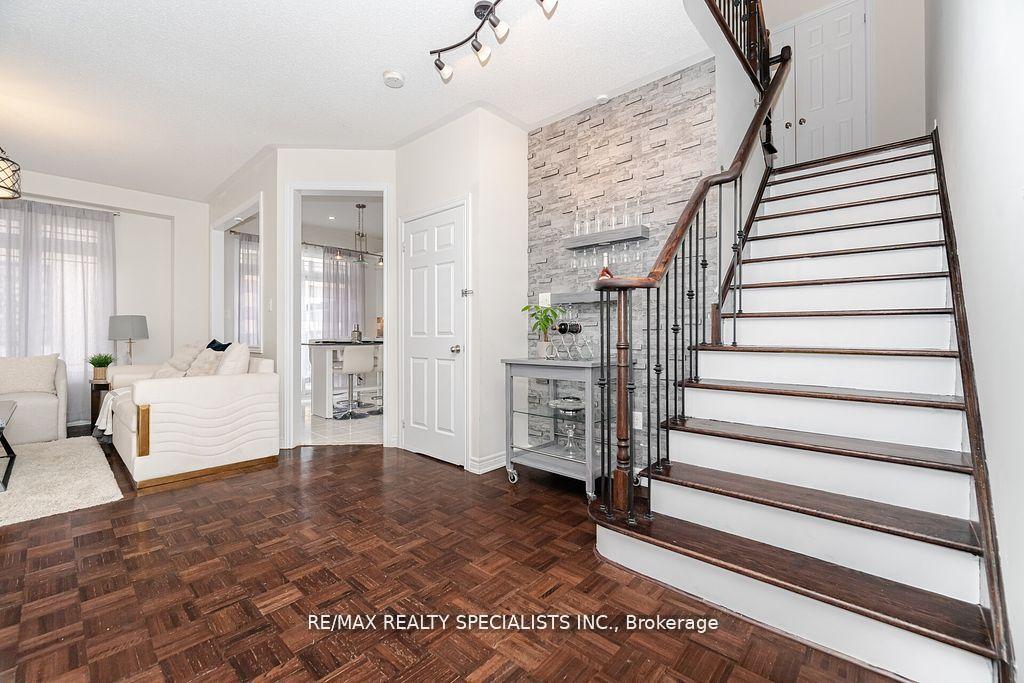 Photo 16 of 383 Queen Mary Drive, Brampton, Fletcher's Meadow — HOMEH