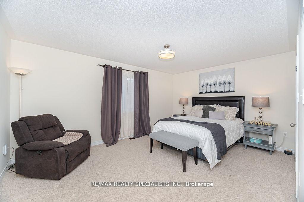 Photo 18 of 383 Queen Mary Drive, Brampton, Fletcher's Meadow — HOMEH