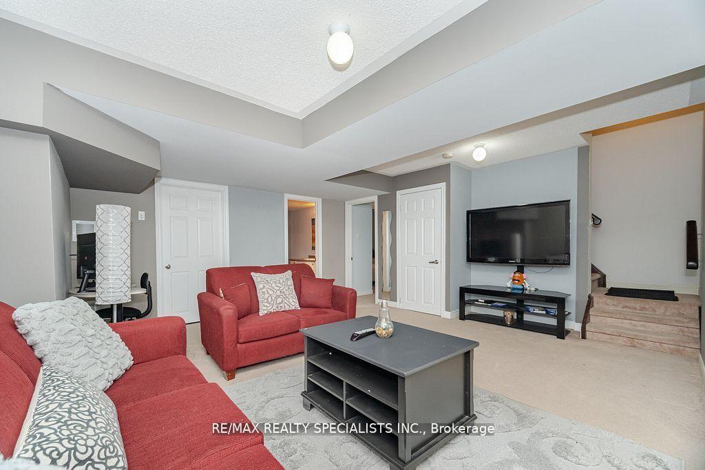Photo 33 of 383 Queen Mary Drive, Brampton, Fletcher's Meadow — HOMEH