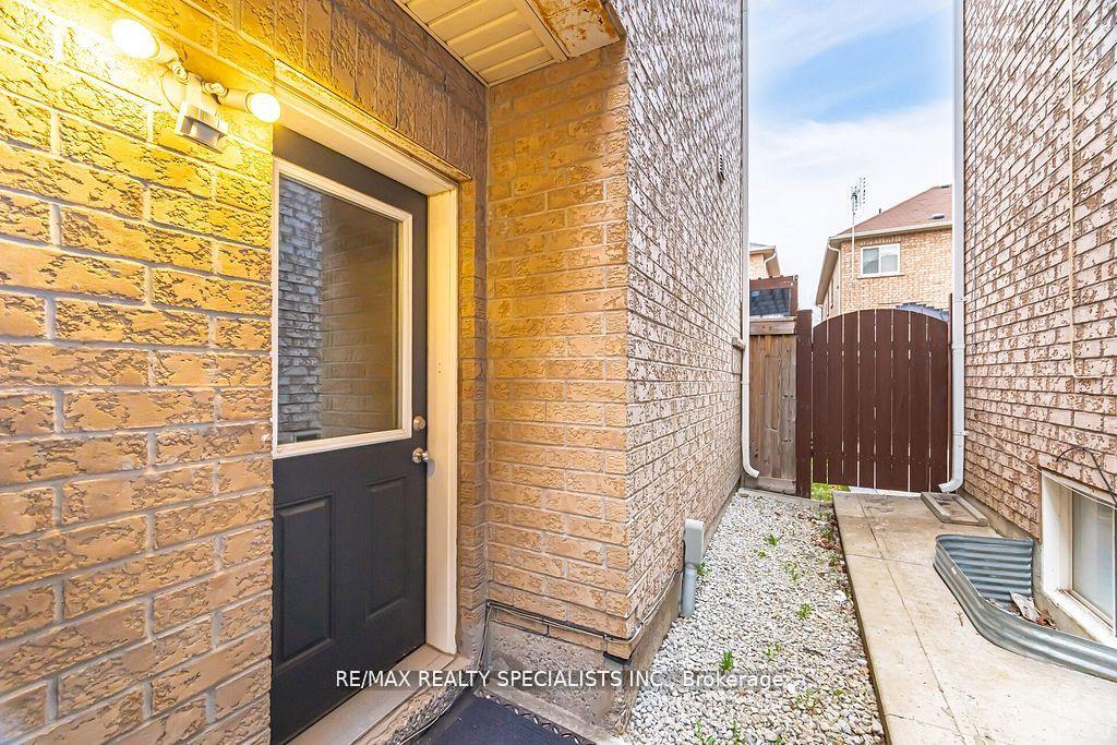 Photo 39 of 383 Queen Mary Drive, Brampton, Fletcher's Meadow — HOMEH