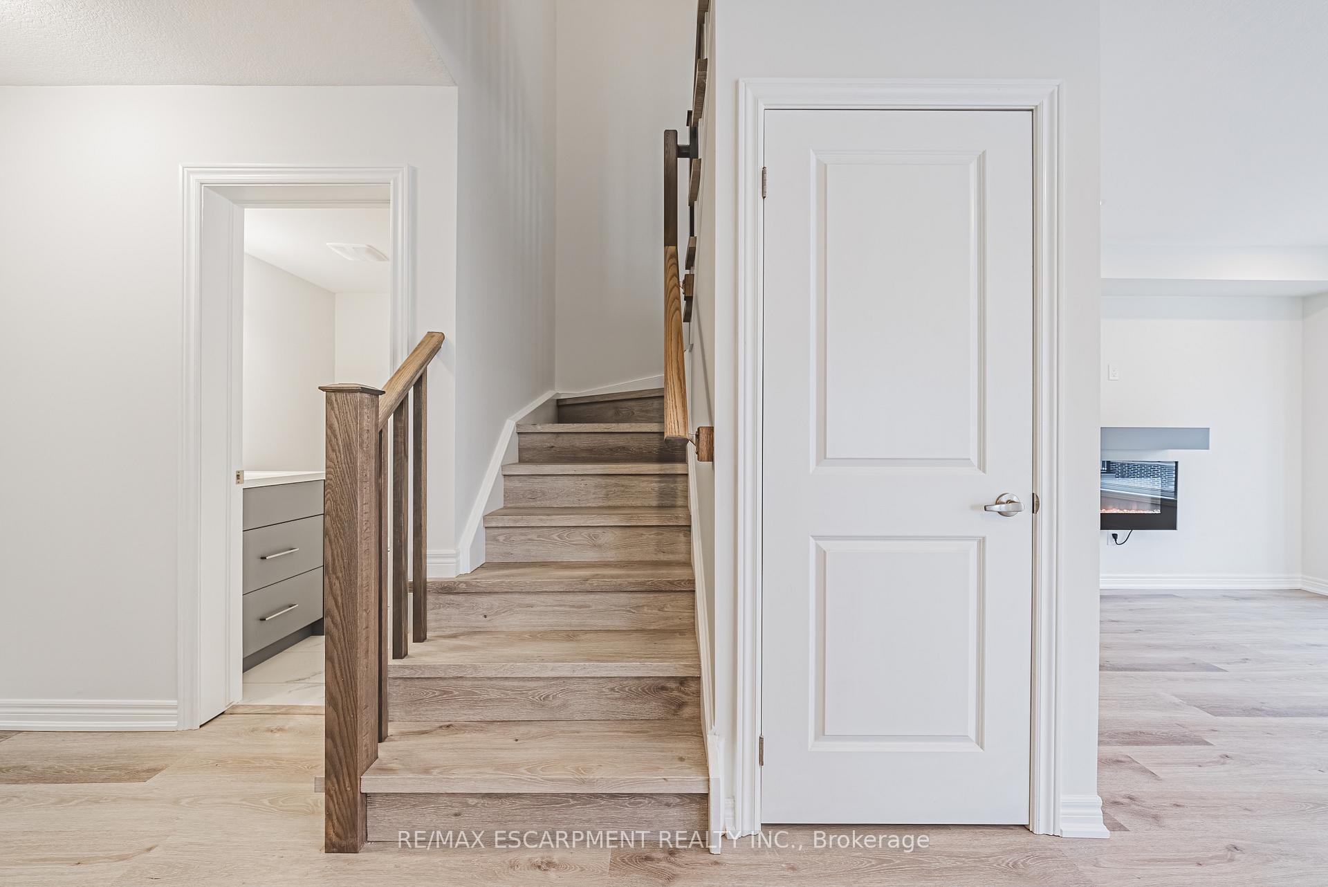 Photo 3 of 55 Dryden Lane, Hamilton, McQuesten — HOMEH