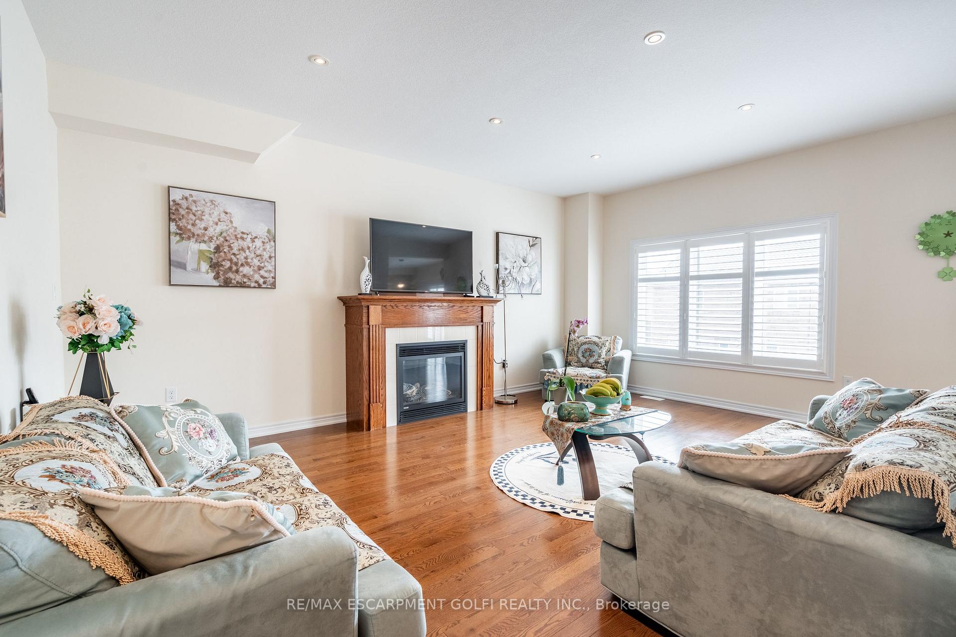 Photo 8 of 16 Edgehill Drive, Hamilton, Gurnett — HOMEH