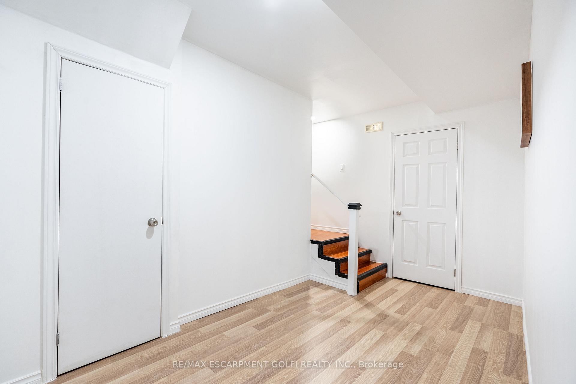 Photo 18 of 16 Edgehill Drive, Hamilton, Gurnett — HOMEH