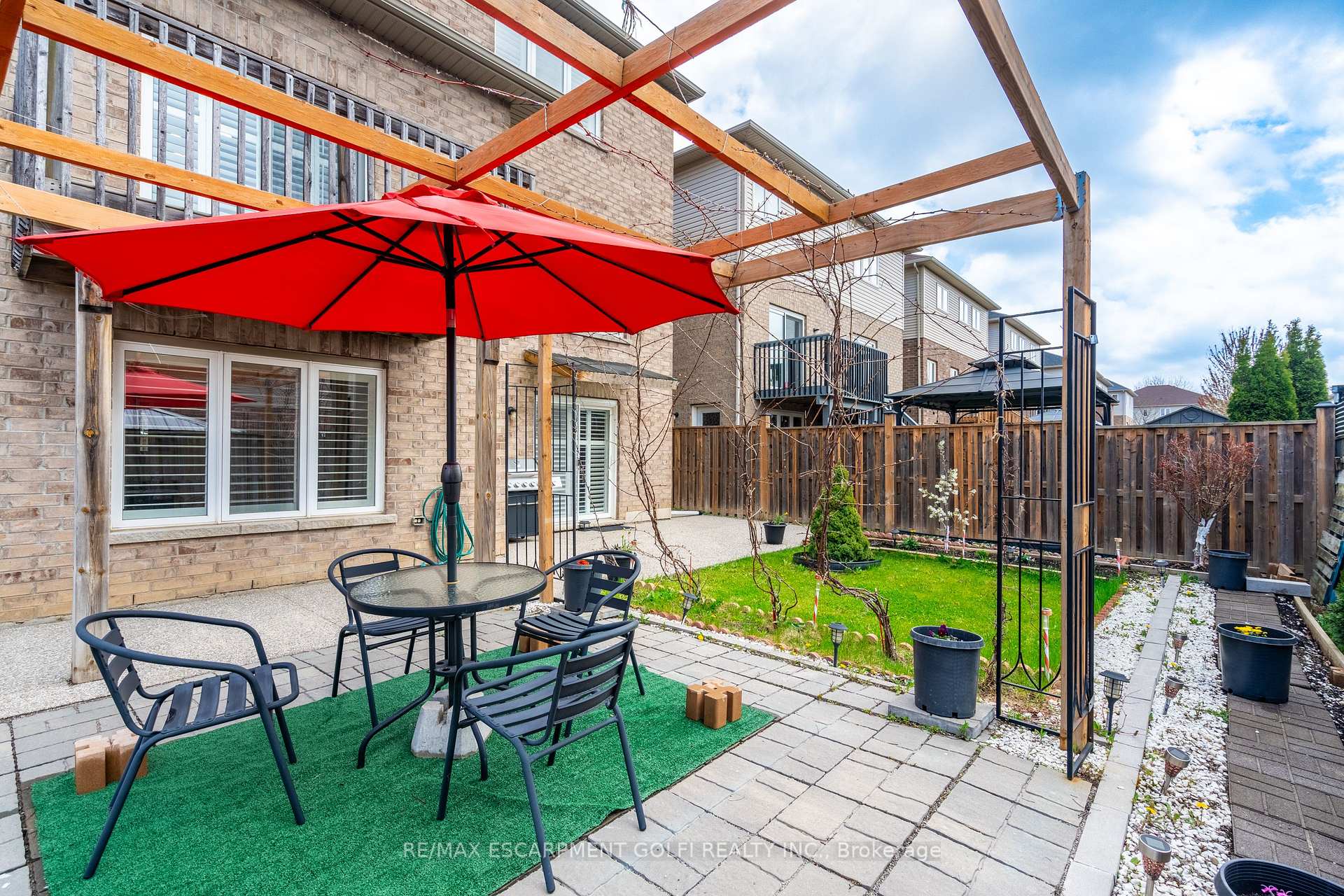 Photo 13 of 16 Edgehill Drive, Hamilton, Gurnett — HOMEH