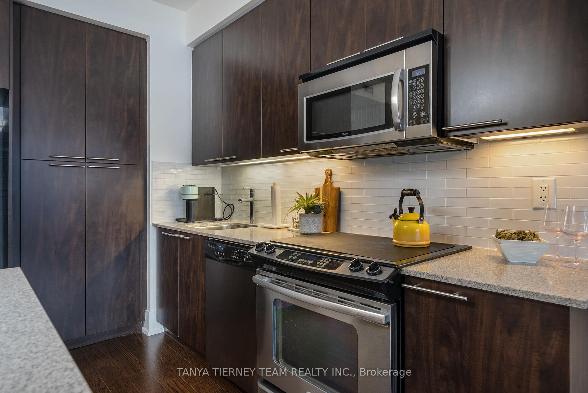 Photo 6 of Unit 2006, 25 Broadway Avenue, Toronto, Mount Pleasant West — HOMEH