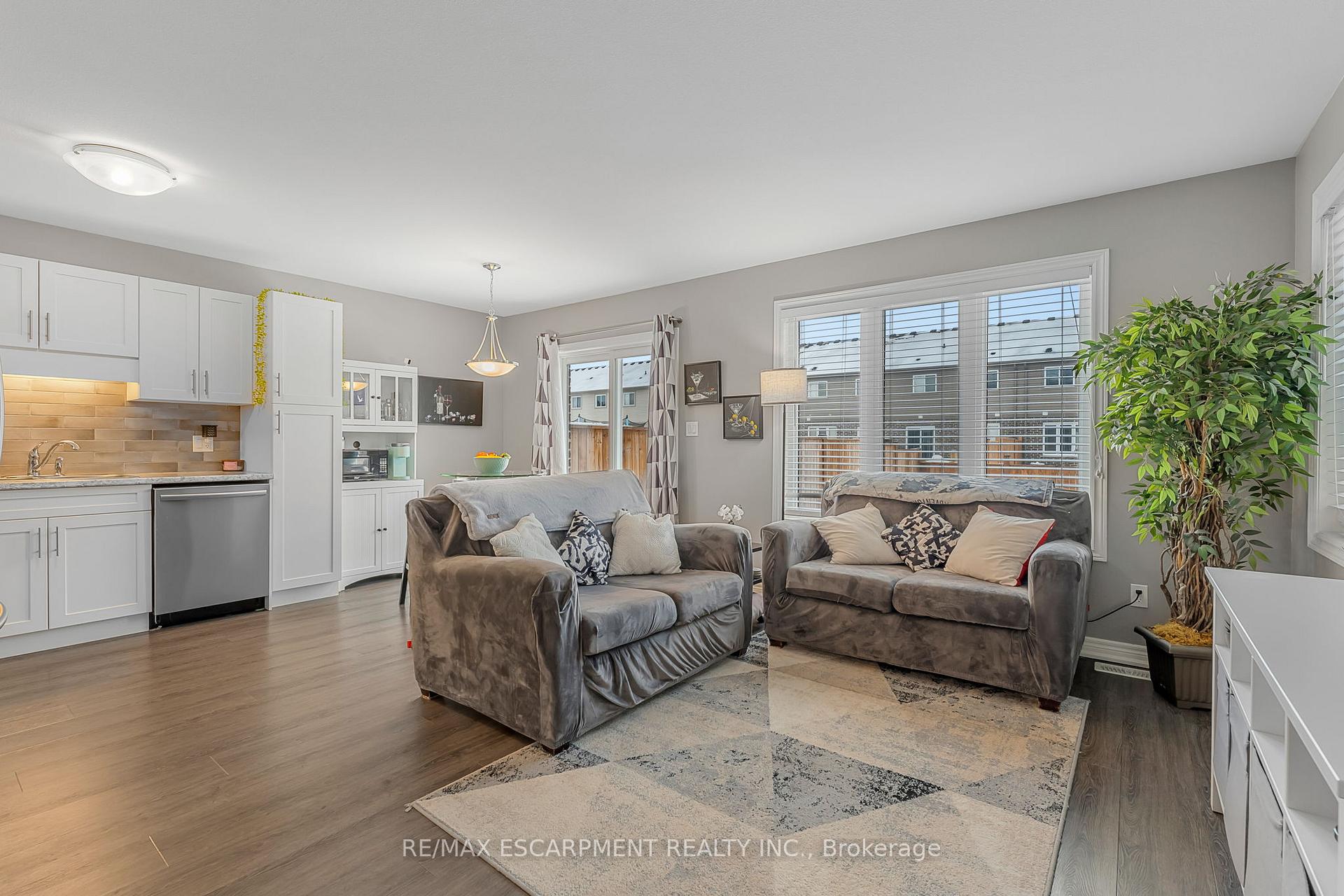 Photo 3 of 111 Heron Street, Welland, Coyle Creek — HOMEH