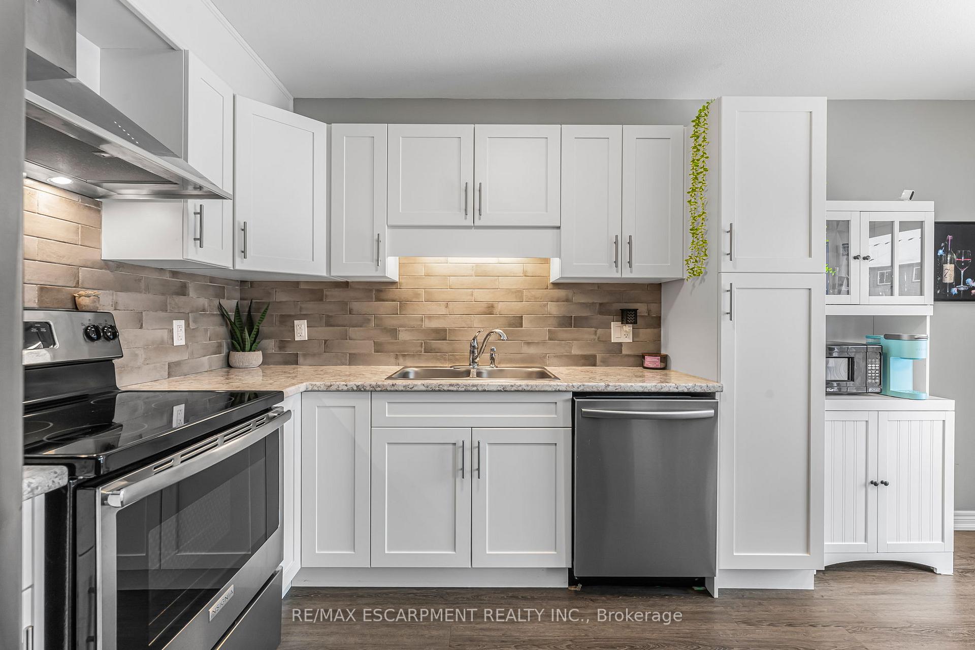 Photo 8 of 111 Heron Street, Welland, Coyle Creek — HOMEH