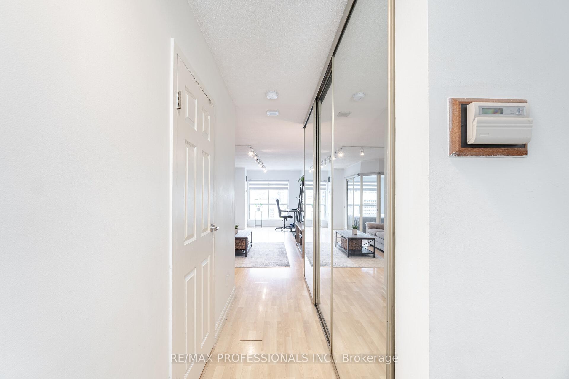 Photo 3 of Unit 2211, 25 The Esplanade, Toronto, Waterfront Communities — HOMEH